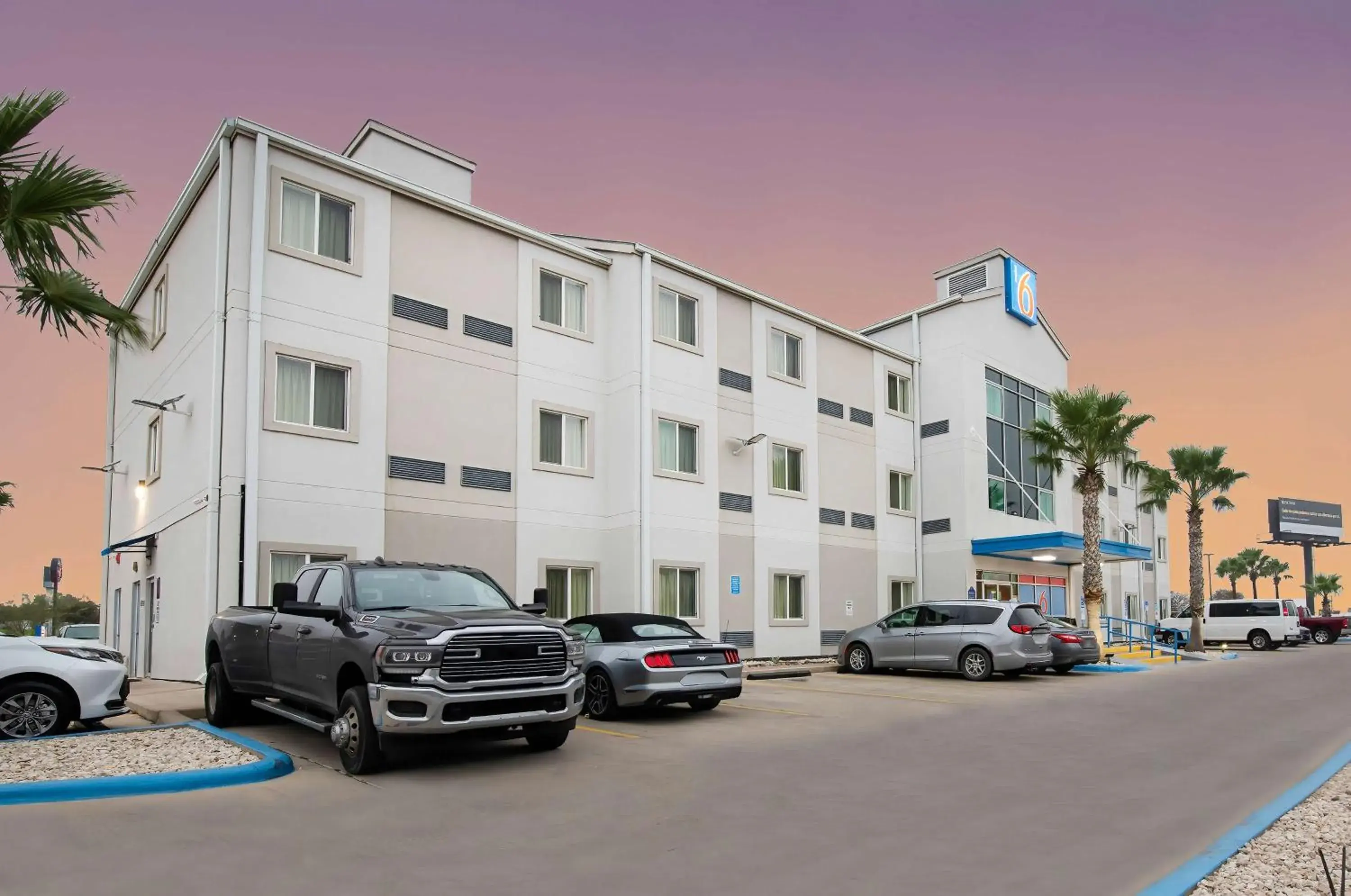 Property building in Motel 6-Eagle Pass, TX - Lakeside Property building in Motel 6-Eagle Pass, TX - Lakeside