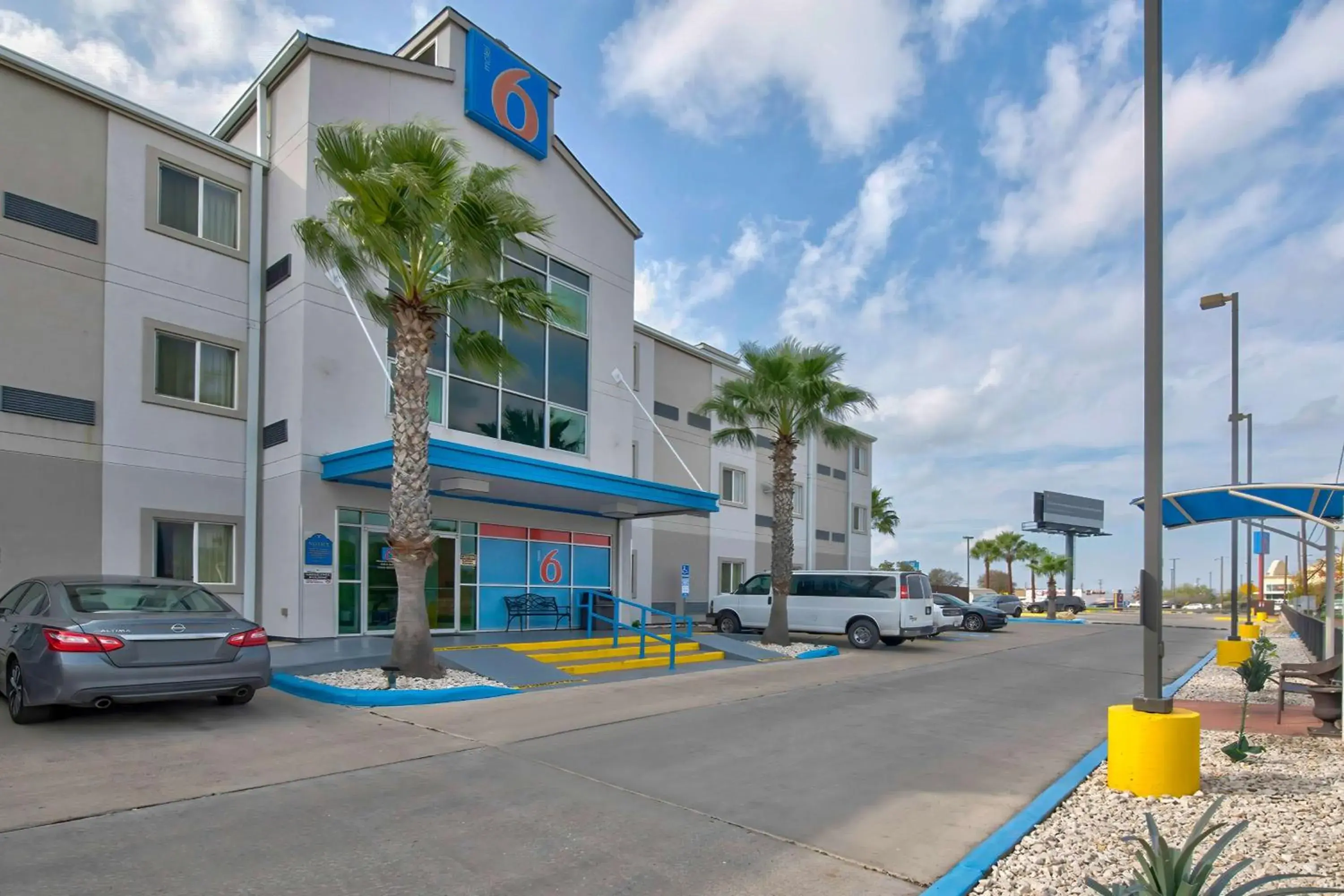 Property building in Motel 6-Eagle Pass, TX - Lakeside Property building in Motel 6-Eagle Pass, TX - Lakeside