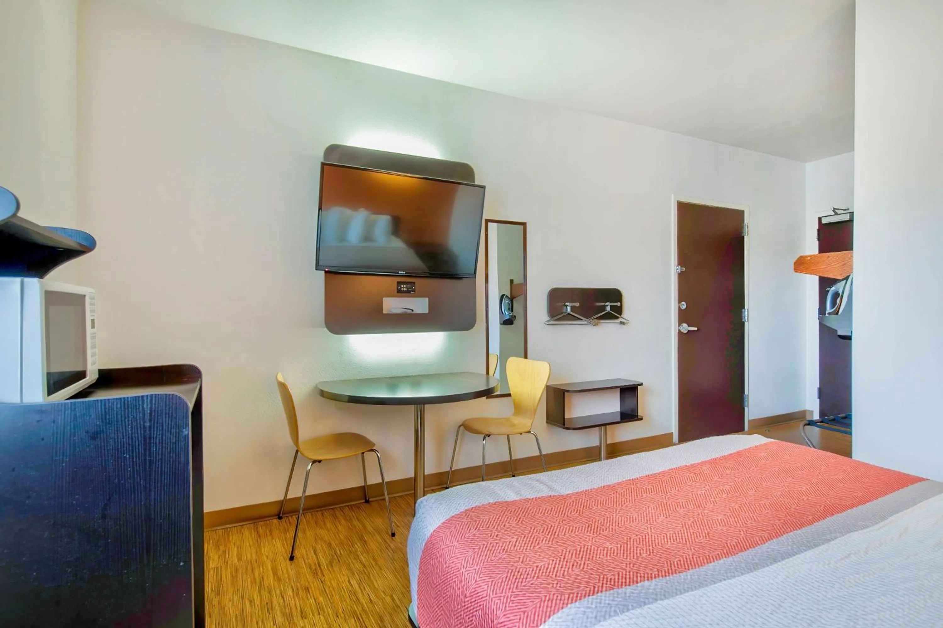 Bedroom, Bed in Motel 6-Eagle Pass, TX - Lakeside