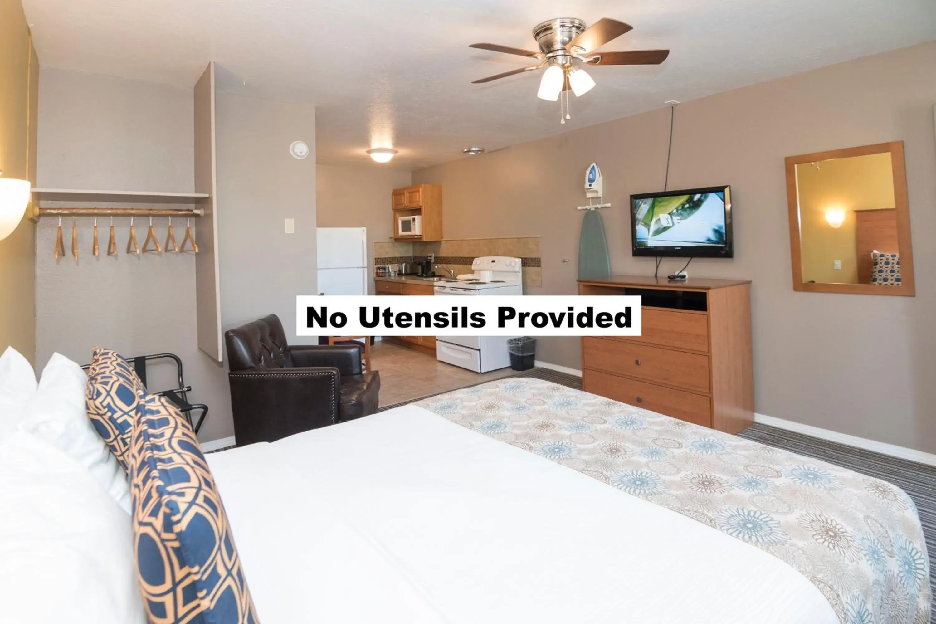 1 Queen Suite - single occupancy - Non Smoking in Nordic Inn and Suites 1 Queen Suite - single occupancy - Non Smoking in Nordic Inn and Suites