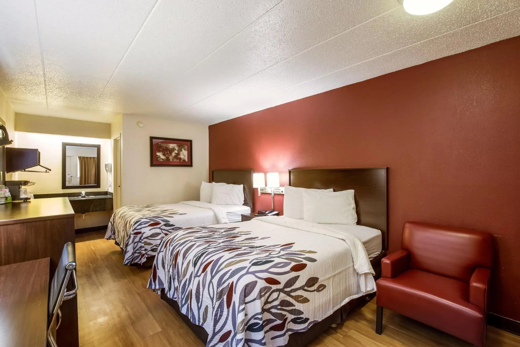Photo of the whole room, Bed in Red Roof Inn Saginaw – Frankenmuth