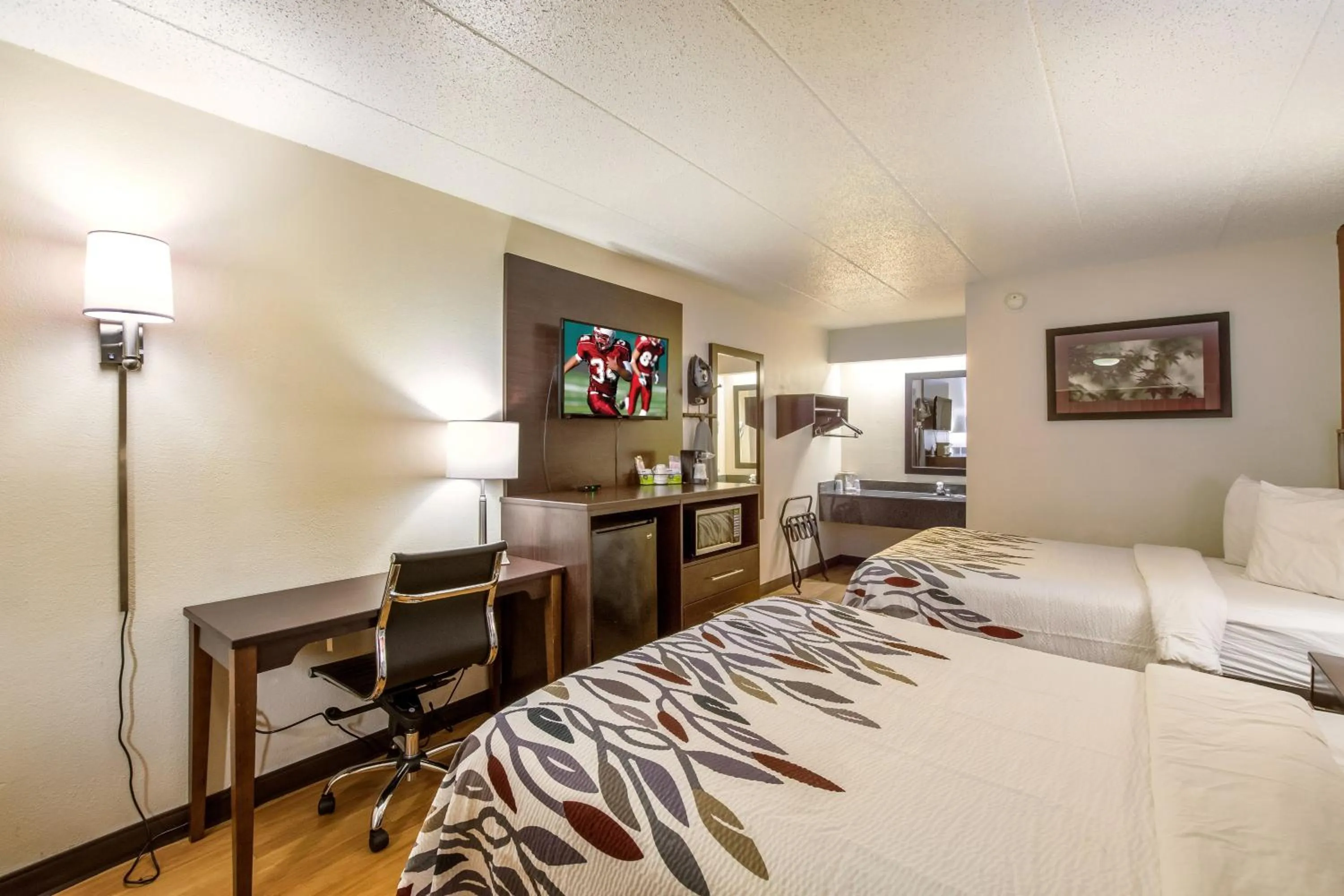 Photo of the whole room, Bed in Red Roof Inn Saginaw – Frankenmuth