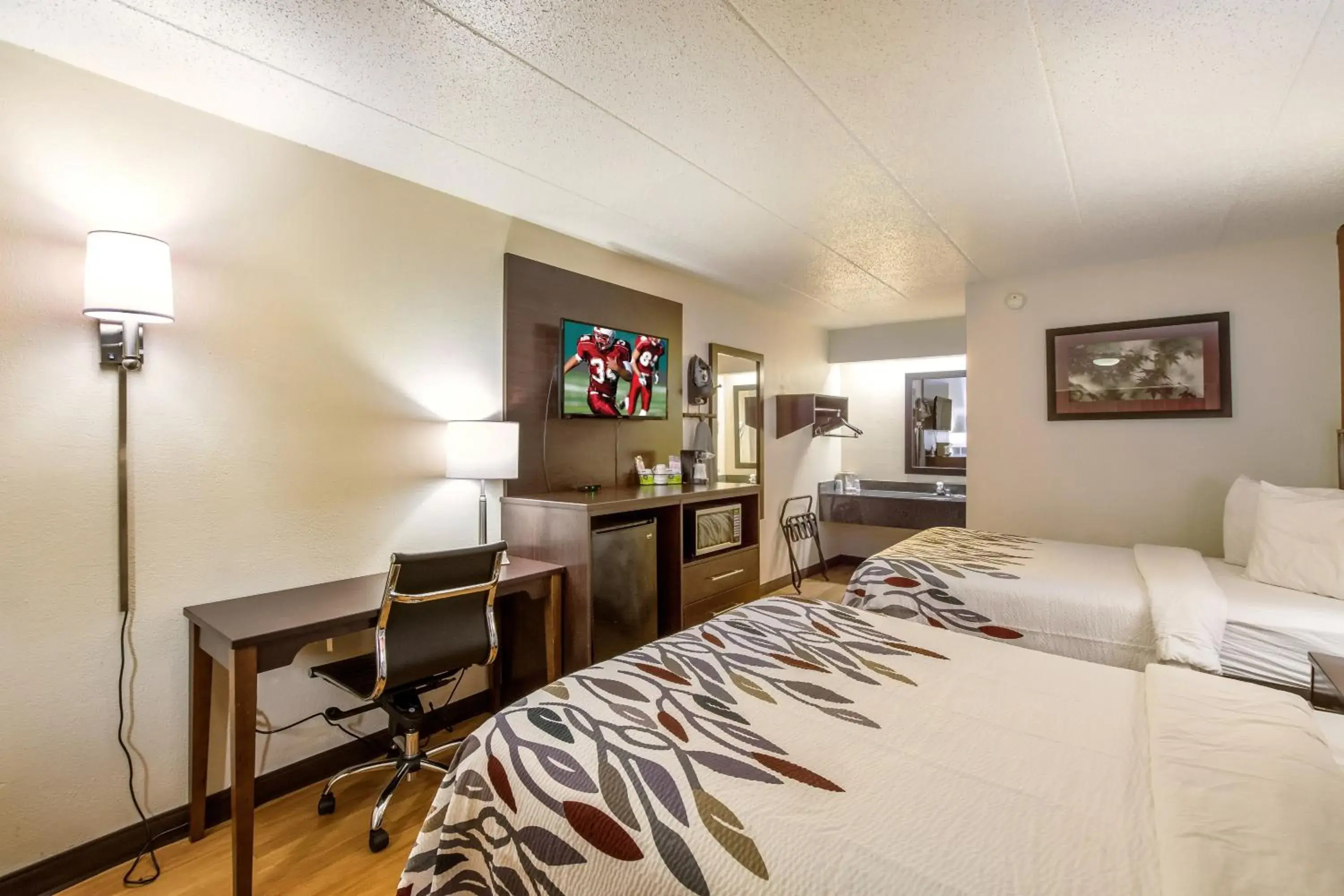 Photo of the whole room, Bed in Red Roof Inn Saginaw – Frankenmuth Photo of the whole room, Bed in Red Roof Inn Saginaw – Frankenmuth