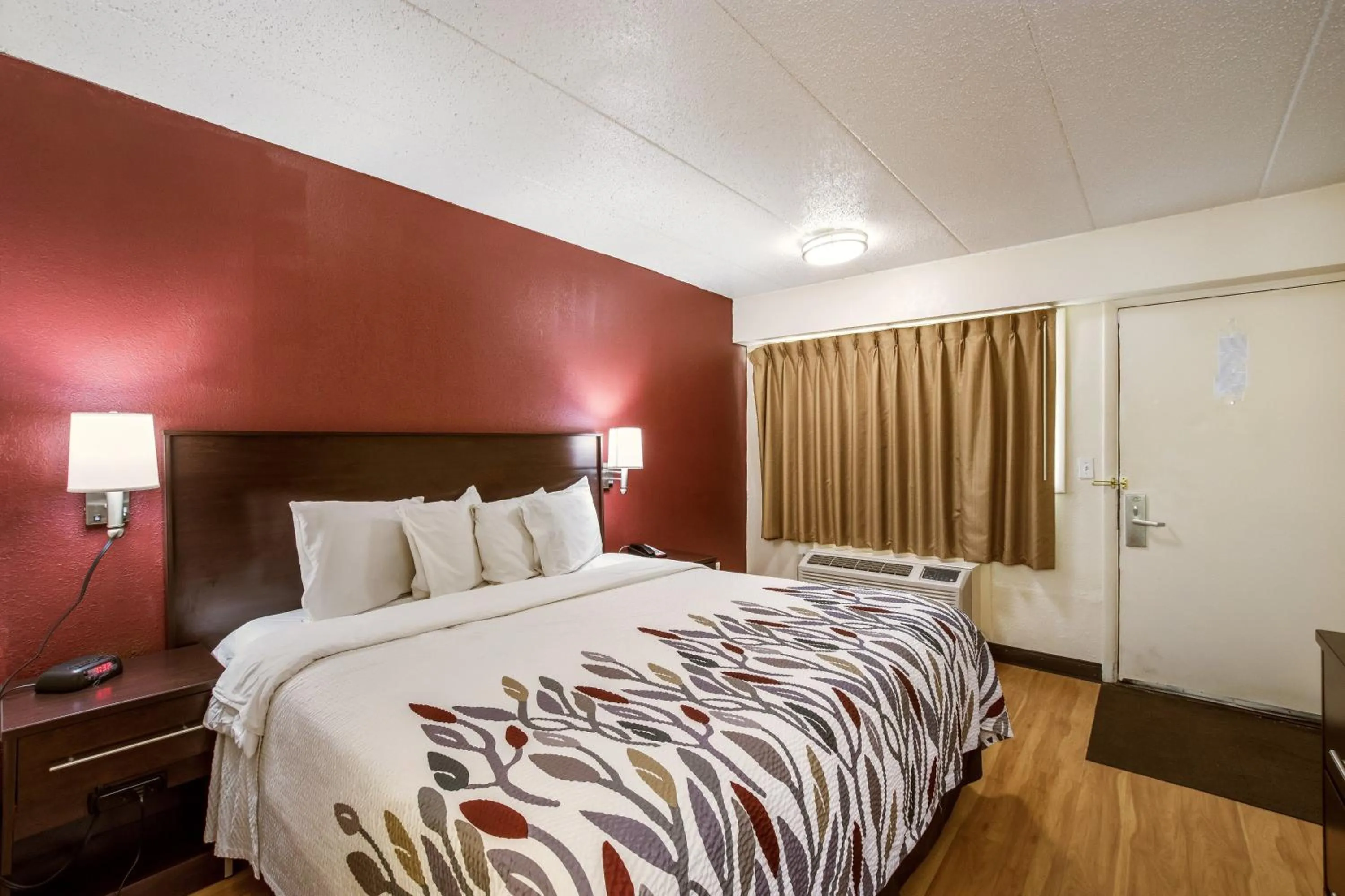 Photo of the whole room, Bed in Red Roof Inn Saginaw – Frankenmuth