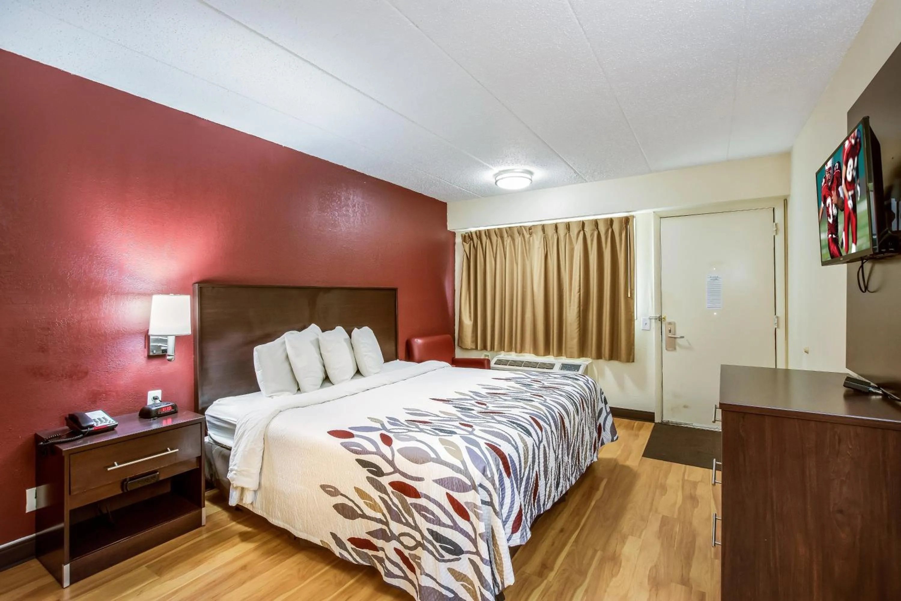 Photo of the whole room, Bed in Red Roof Inn Saginaw – Frankenmuth