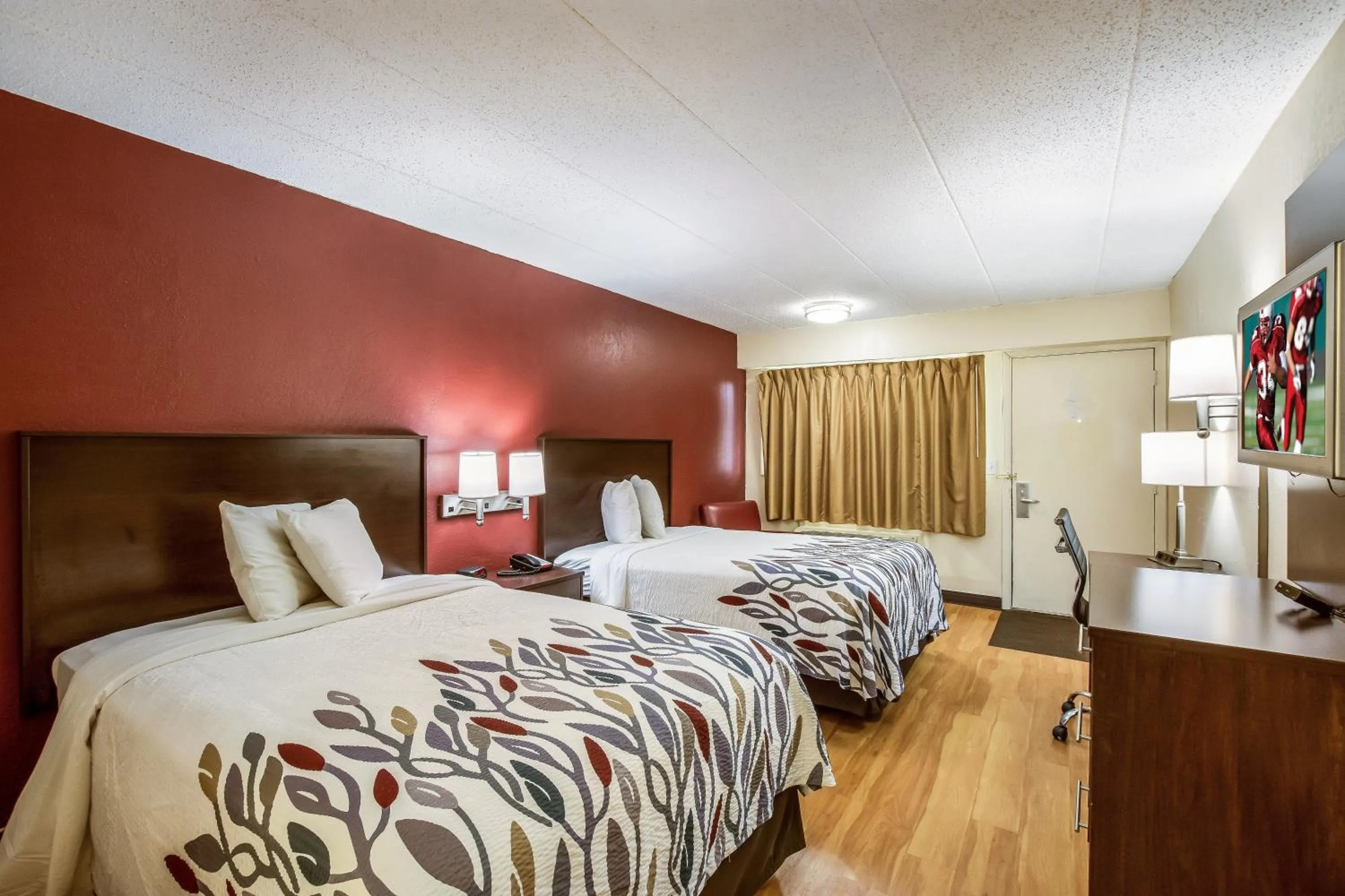 Photo of the whole room, Bed in Red Roof Inn Saginaw – Frankenmuth
