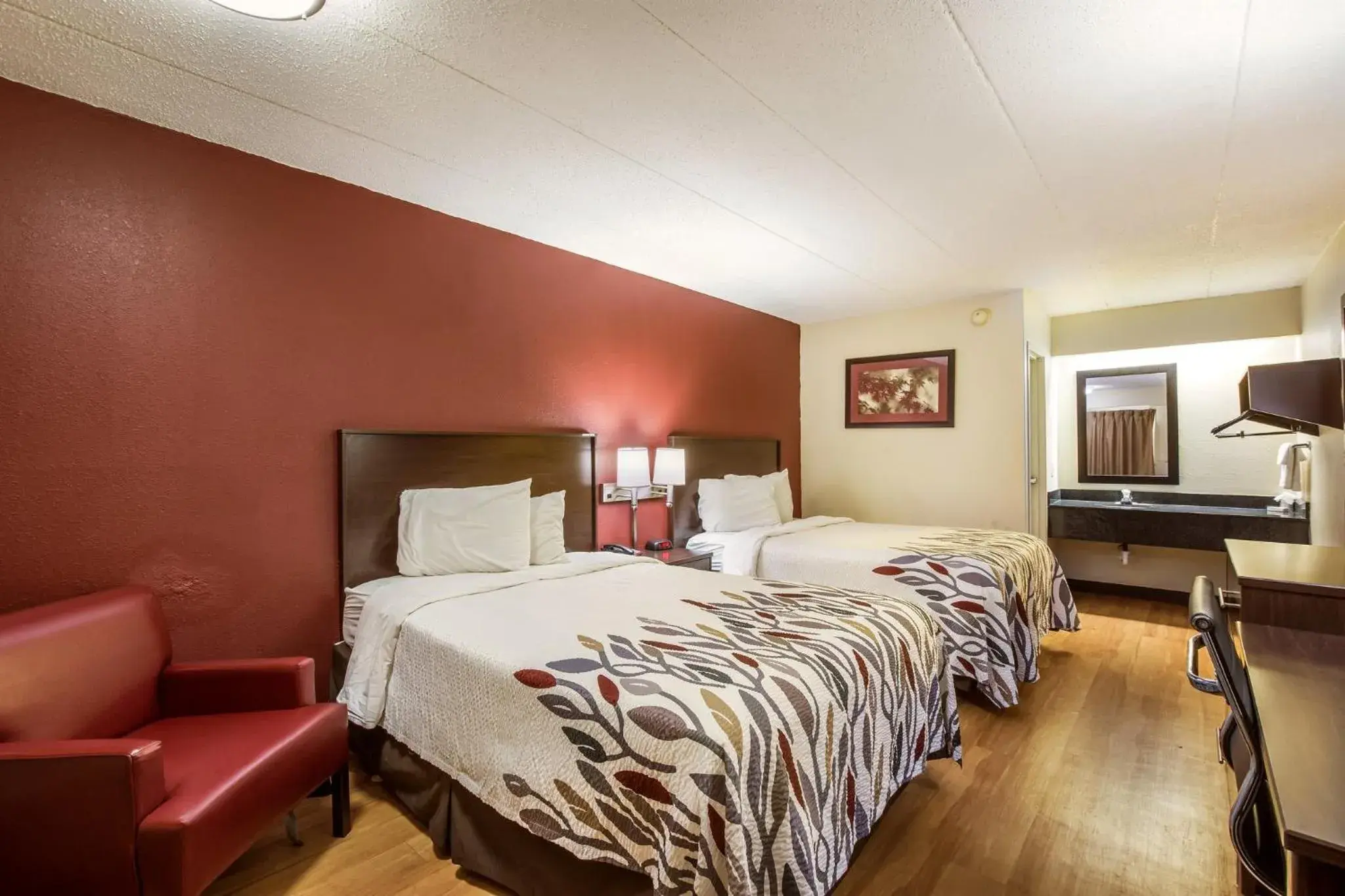 Photo of the whole room, Bed in Red Roof Inn Saginaw – Frankenmuth Photo of the whole room, Bed in Red Roof Inn Saginaw – Frankenmuth