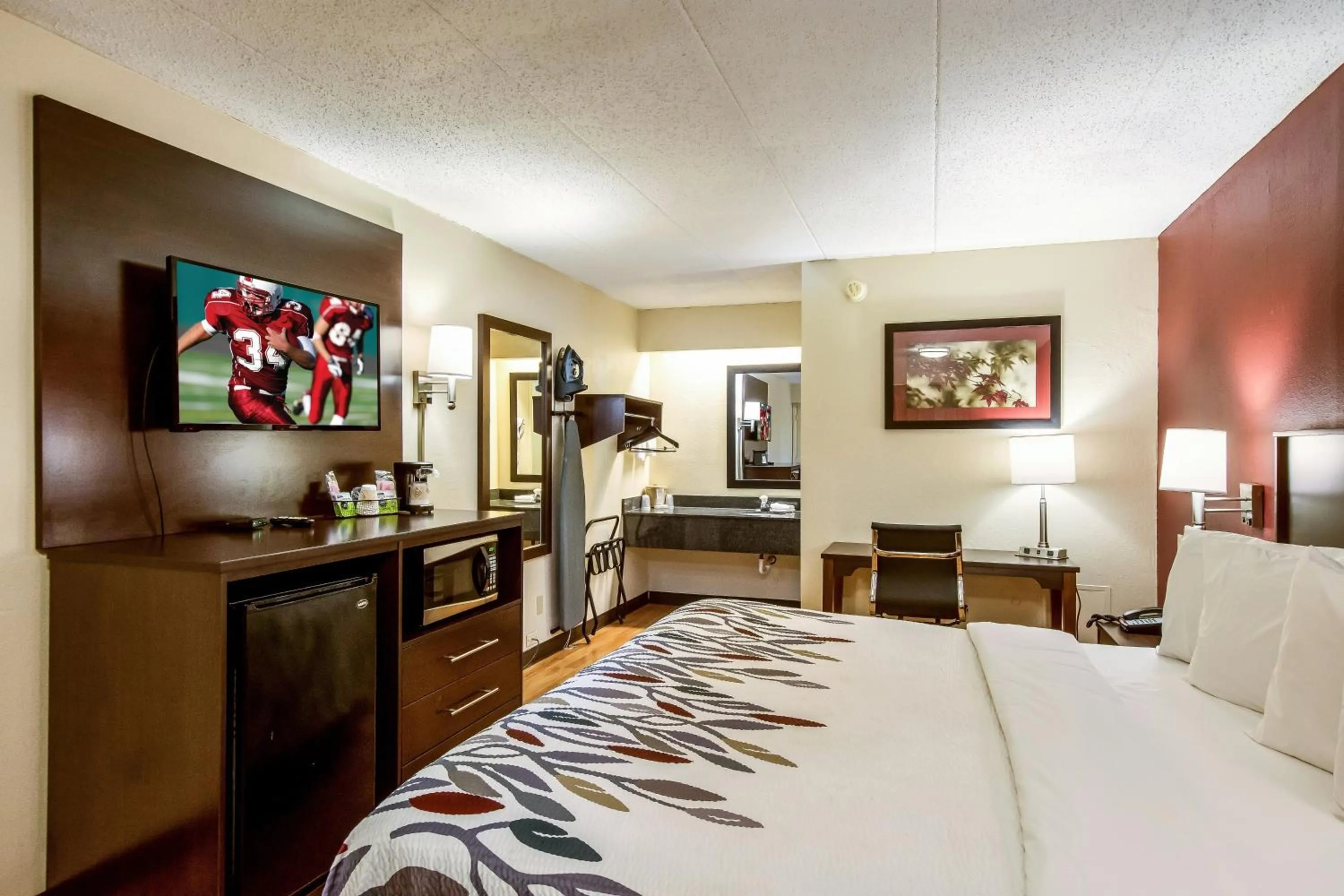 Photo of the whole room, Bed in Red Roof Inn Saginaw – Frankenmuth