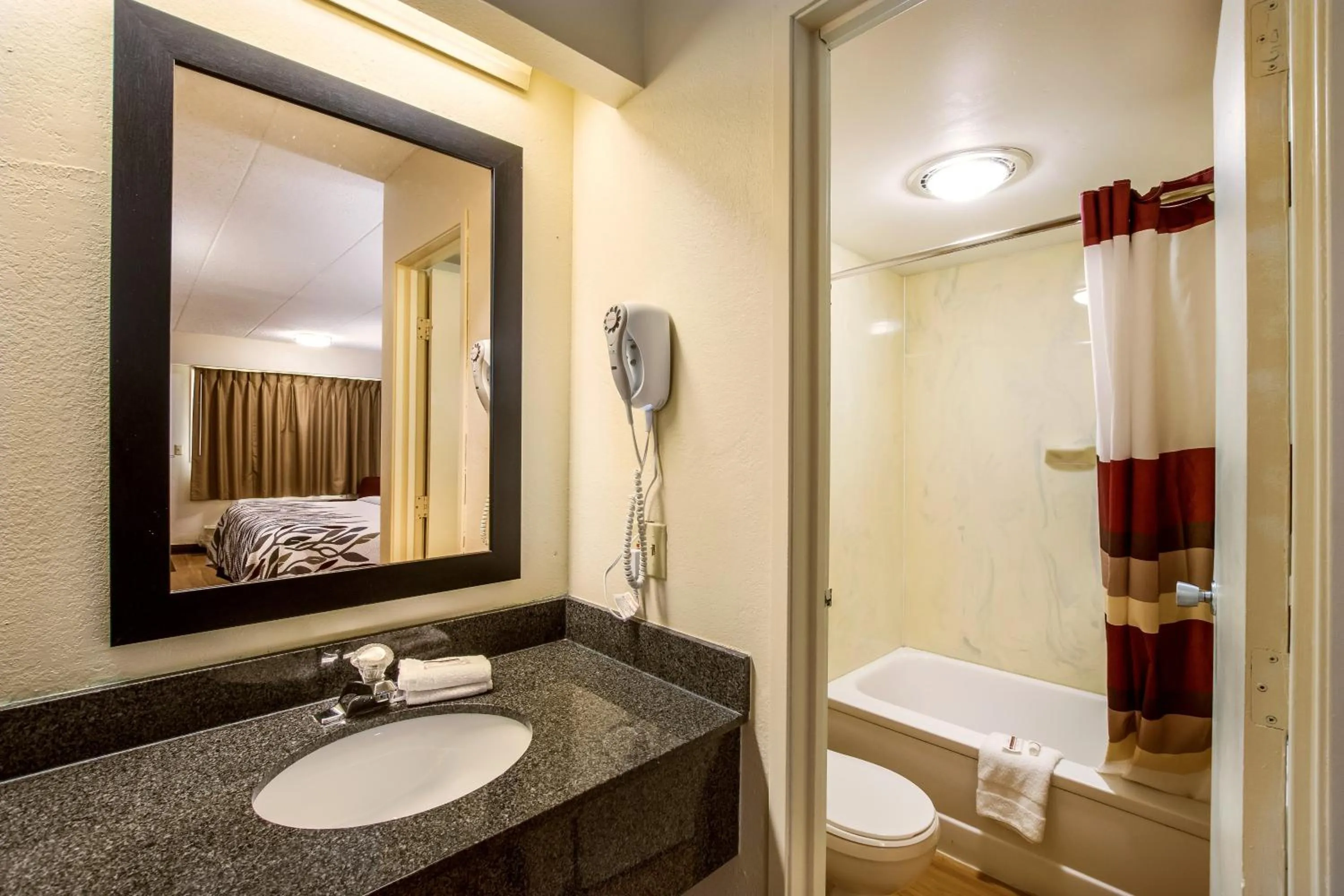 Bathroom in Red Roof Inn Saginaw – Frankenmuth