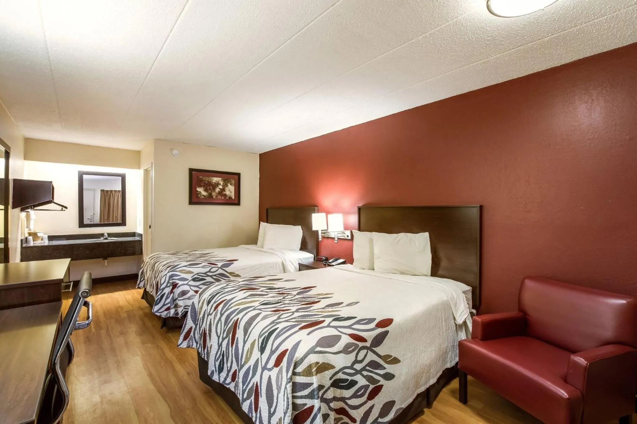 Photo of the whole room, Bed in Red Roof Inn Saginaw – Frankenmuth