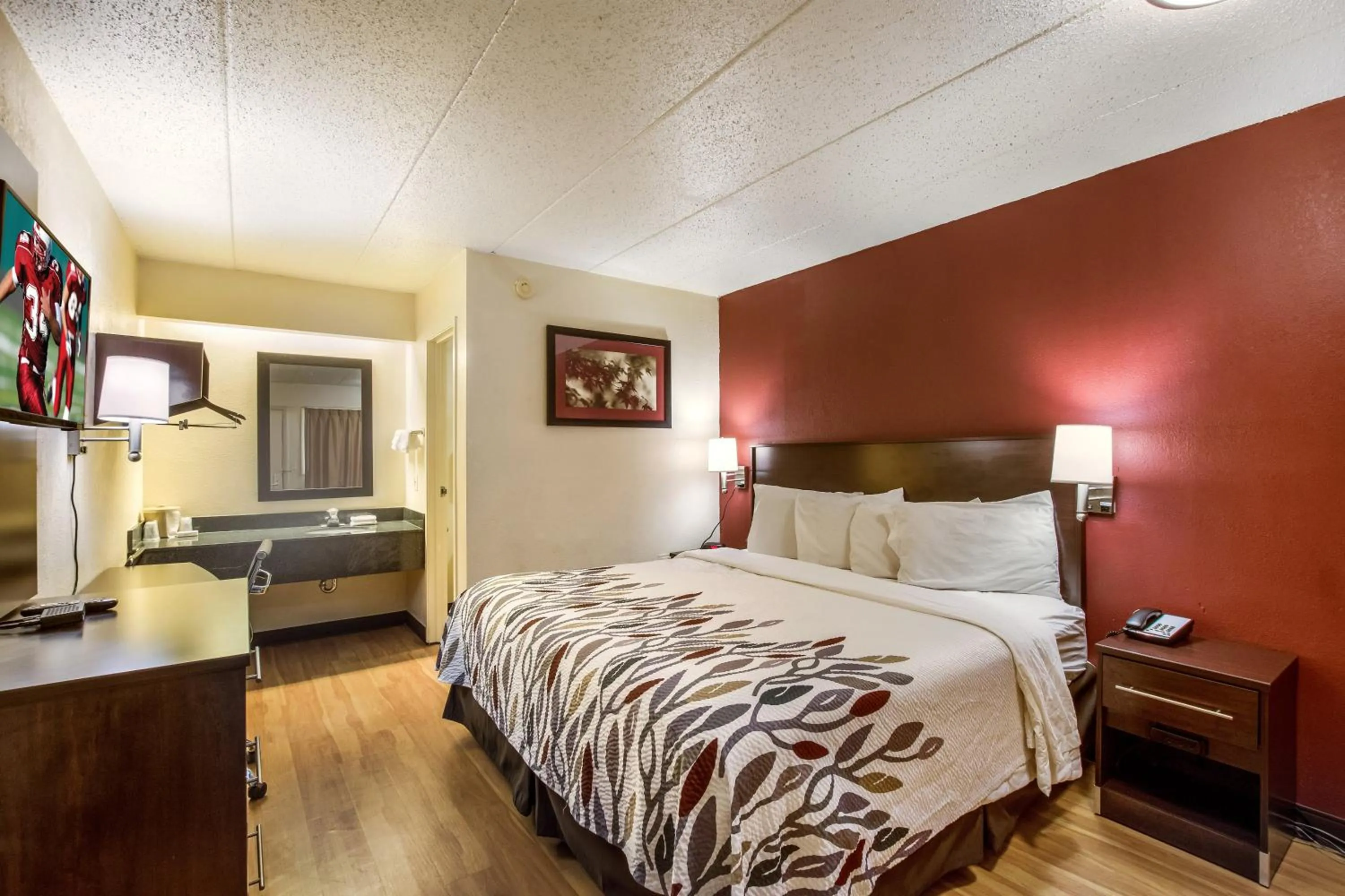 Photo of the whole room, Bed in Red Roof Inn Saginaw – Frankenmuth
