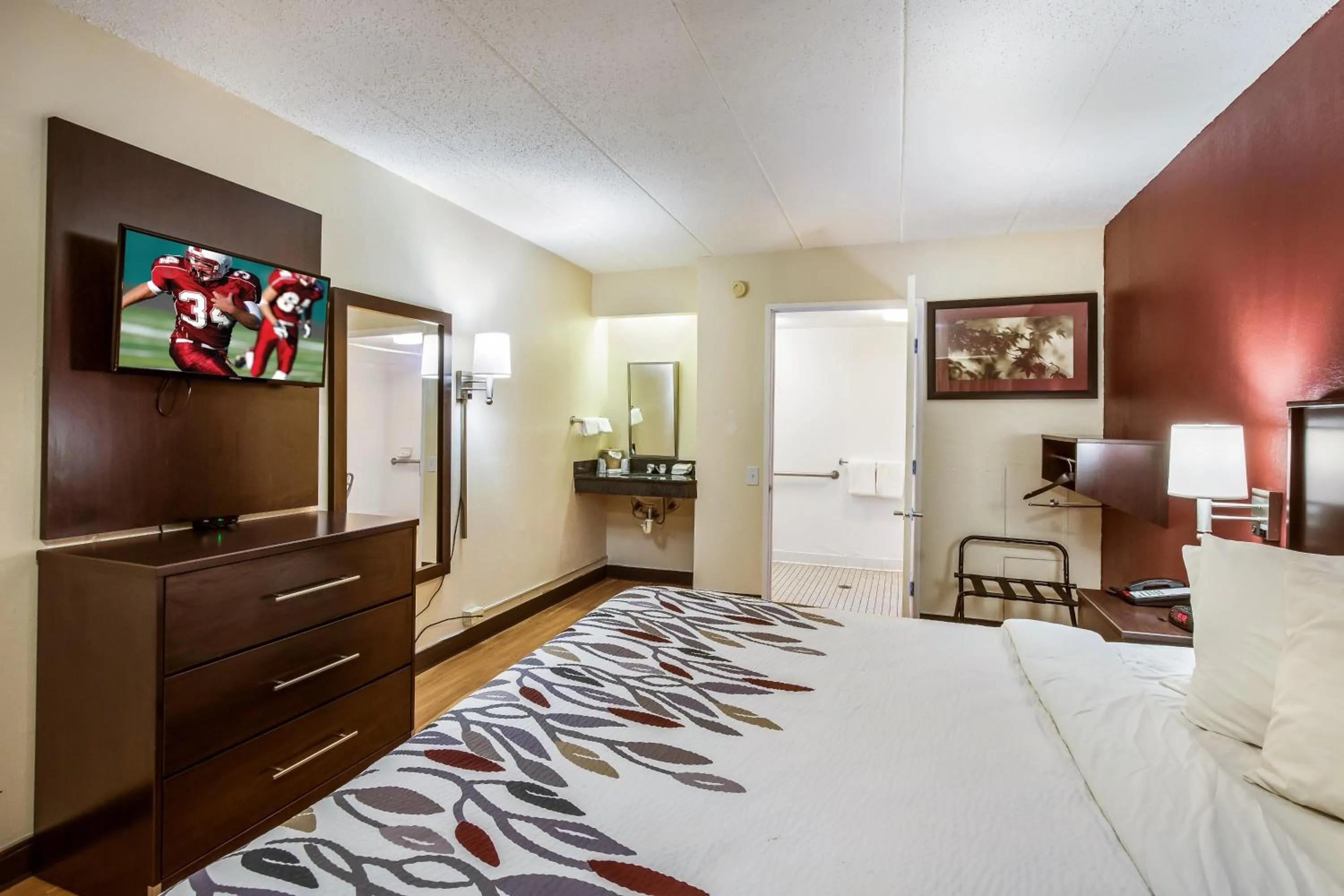 Photo of the whole room, Bed in Red Roof Inn Saginaw – Frankenmuth