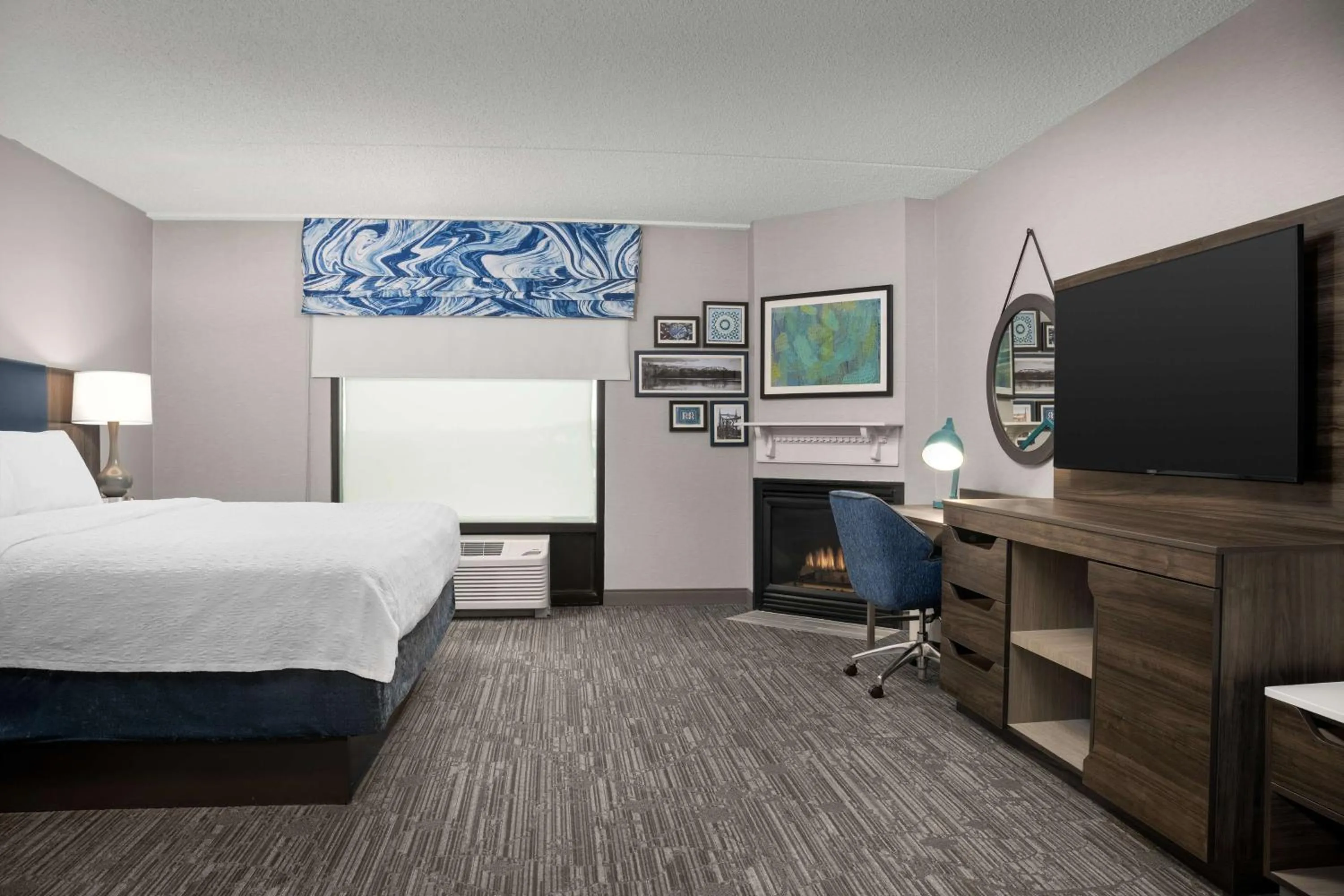 Bedroom, Bed in Hampton Inn Easton