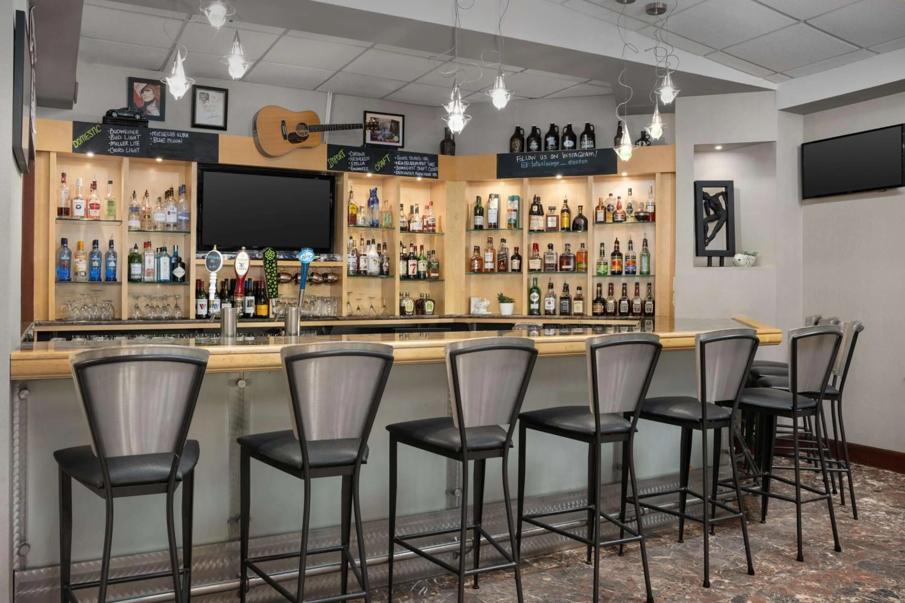 Lounge or bar in Hampton Inn Easton