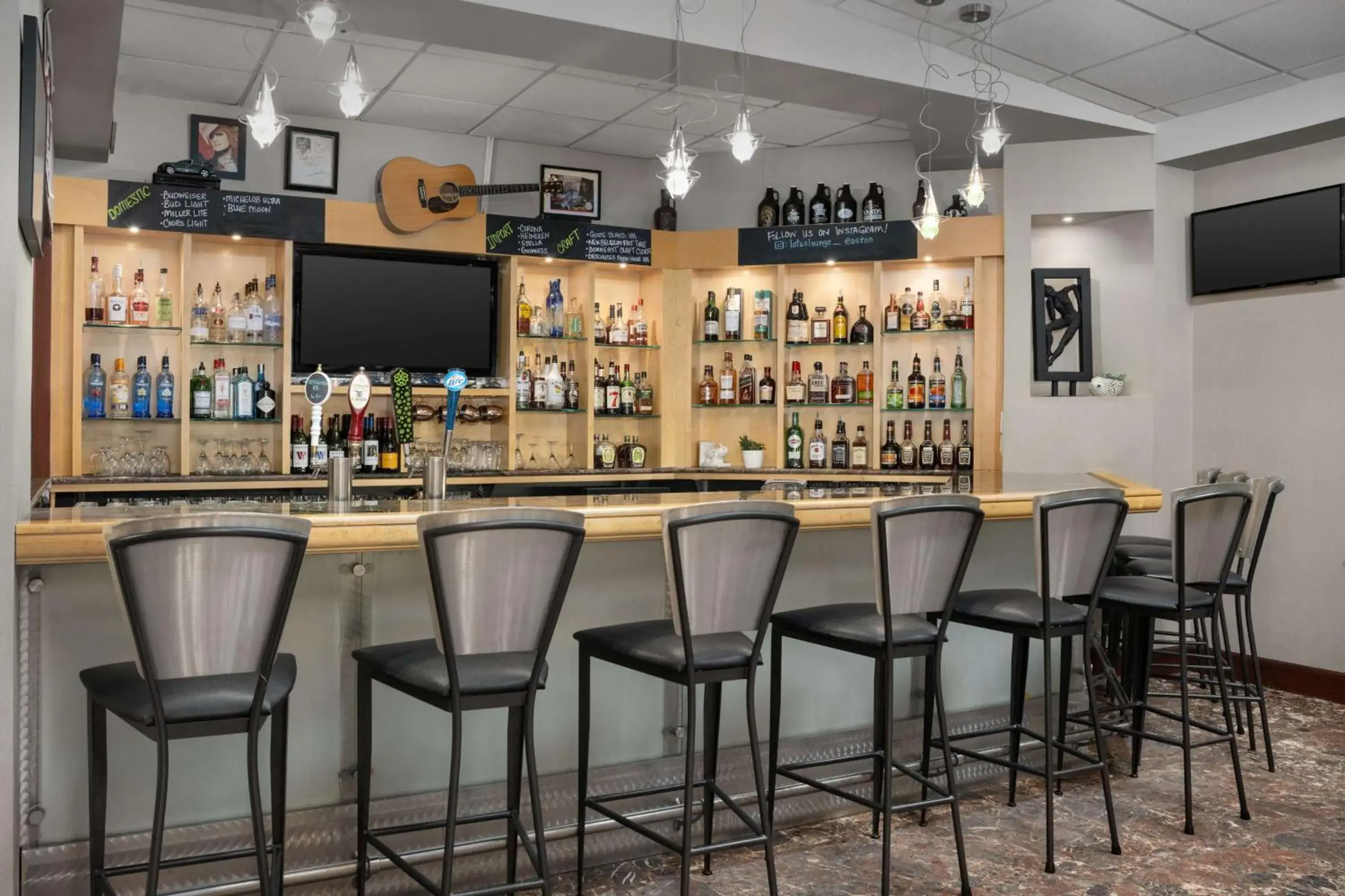 Lounge or bar in Hampton Inn Easton Lounge or bar in Hampton Inn Easton