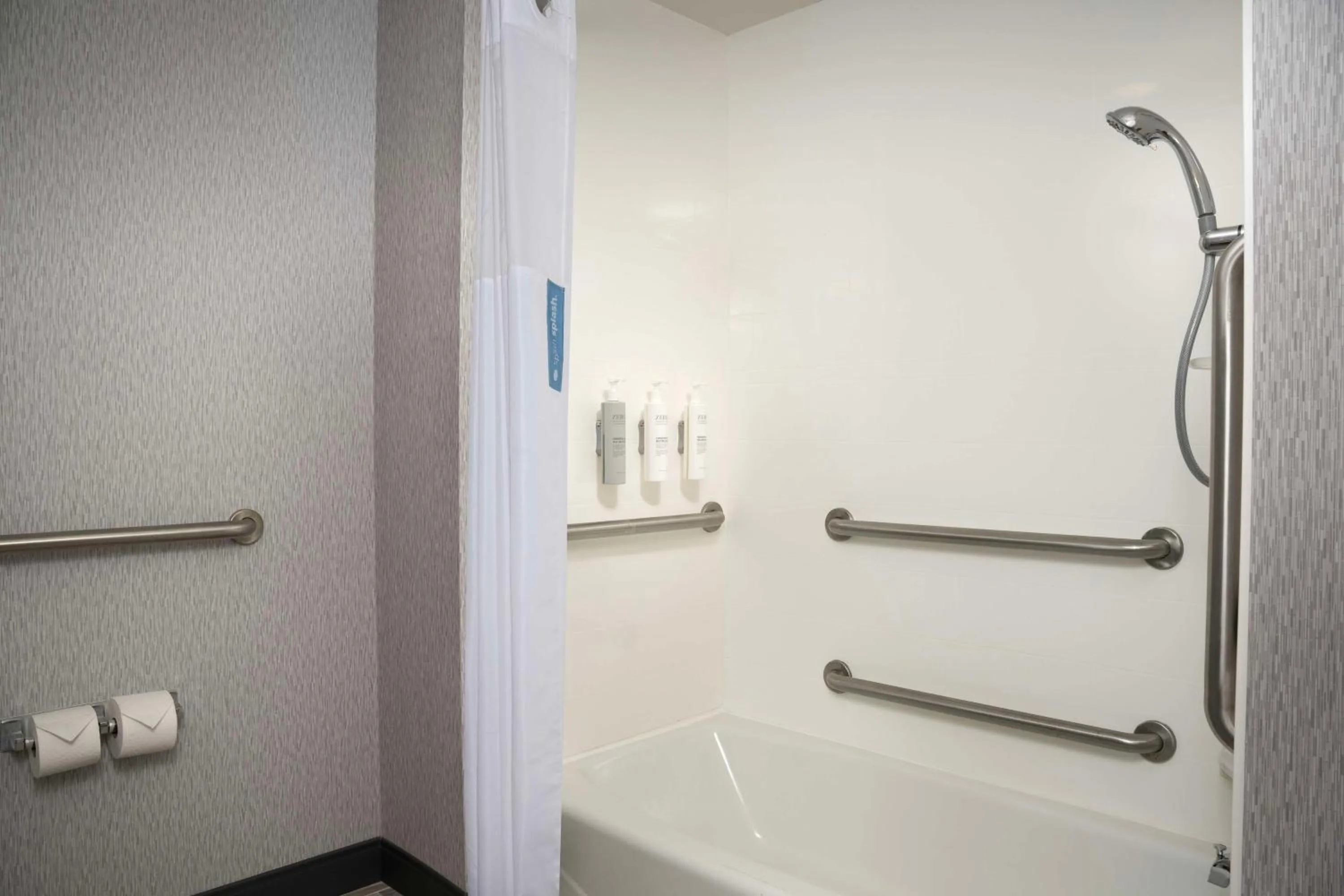 Bathroom in Hampton Inn Easton