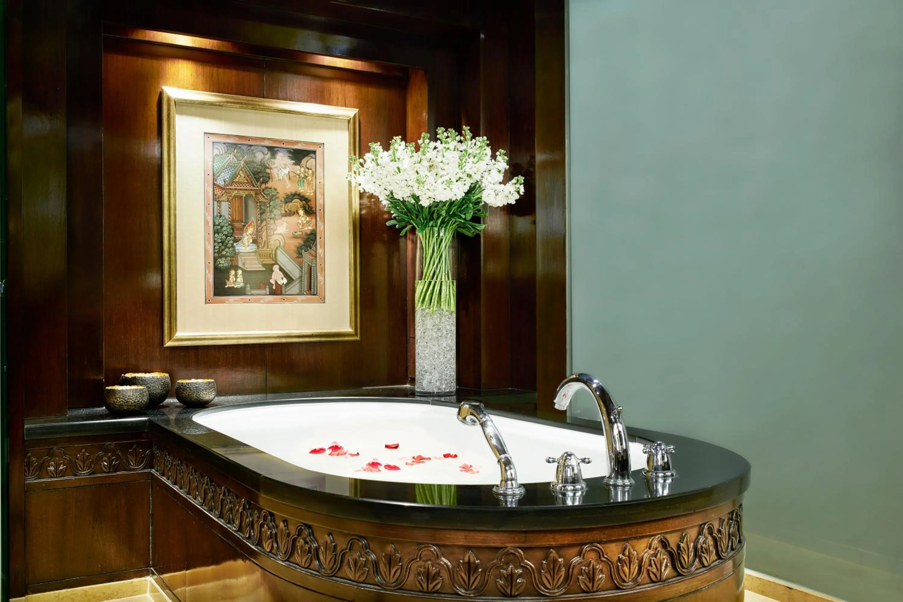 Shower in Anantara Siam Bangkok Hotel