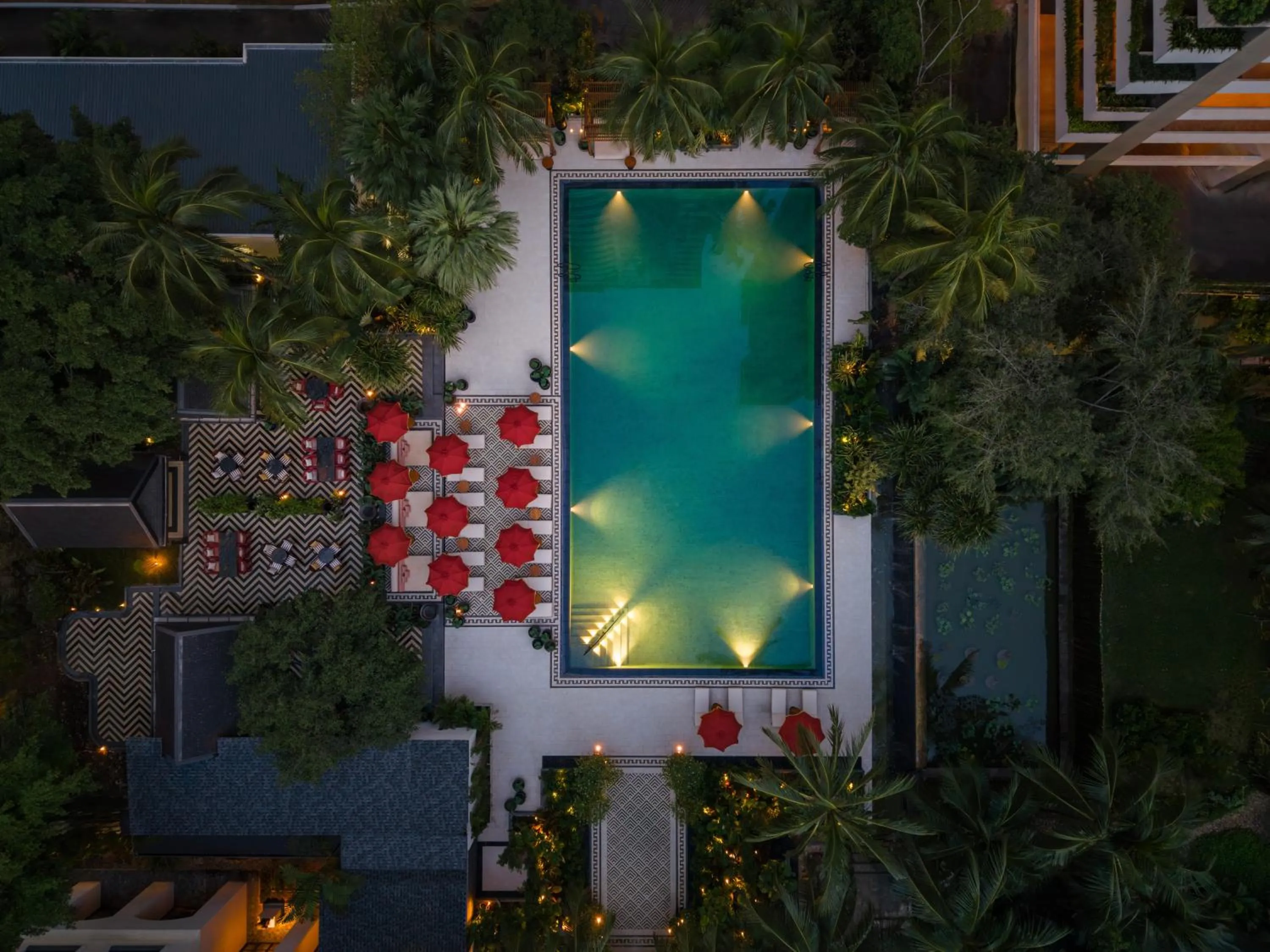 Swimming pool in Anantara Siam Bangkok Hotel