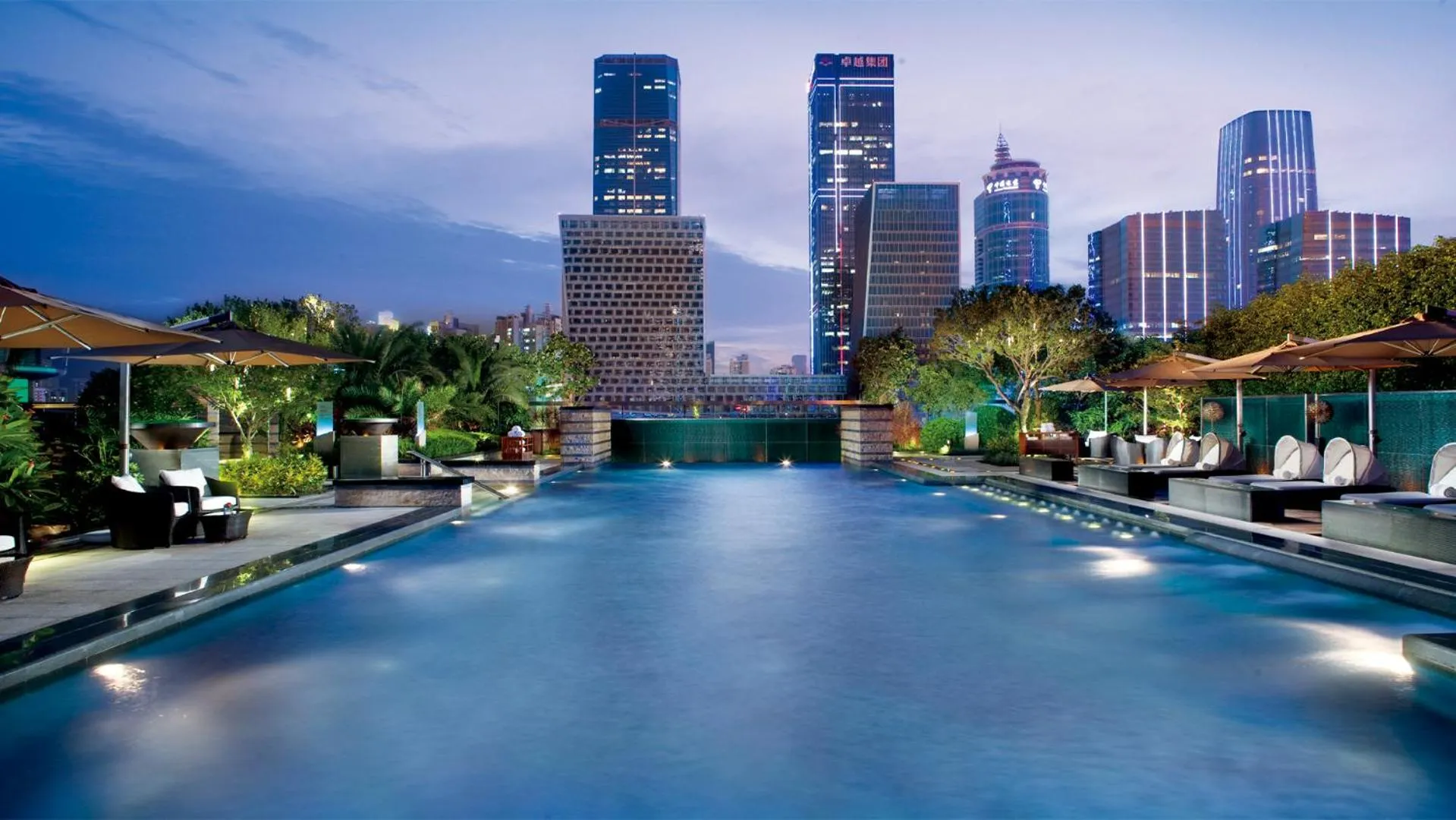 Swimming pool in The Ritz-Carlton, Shenzhen