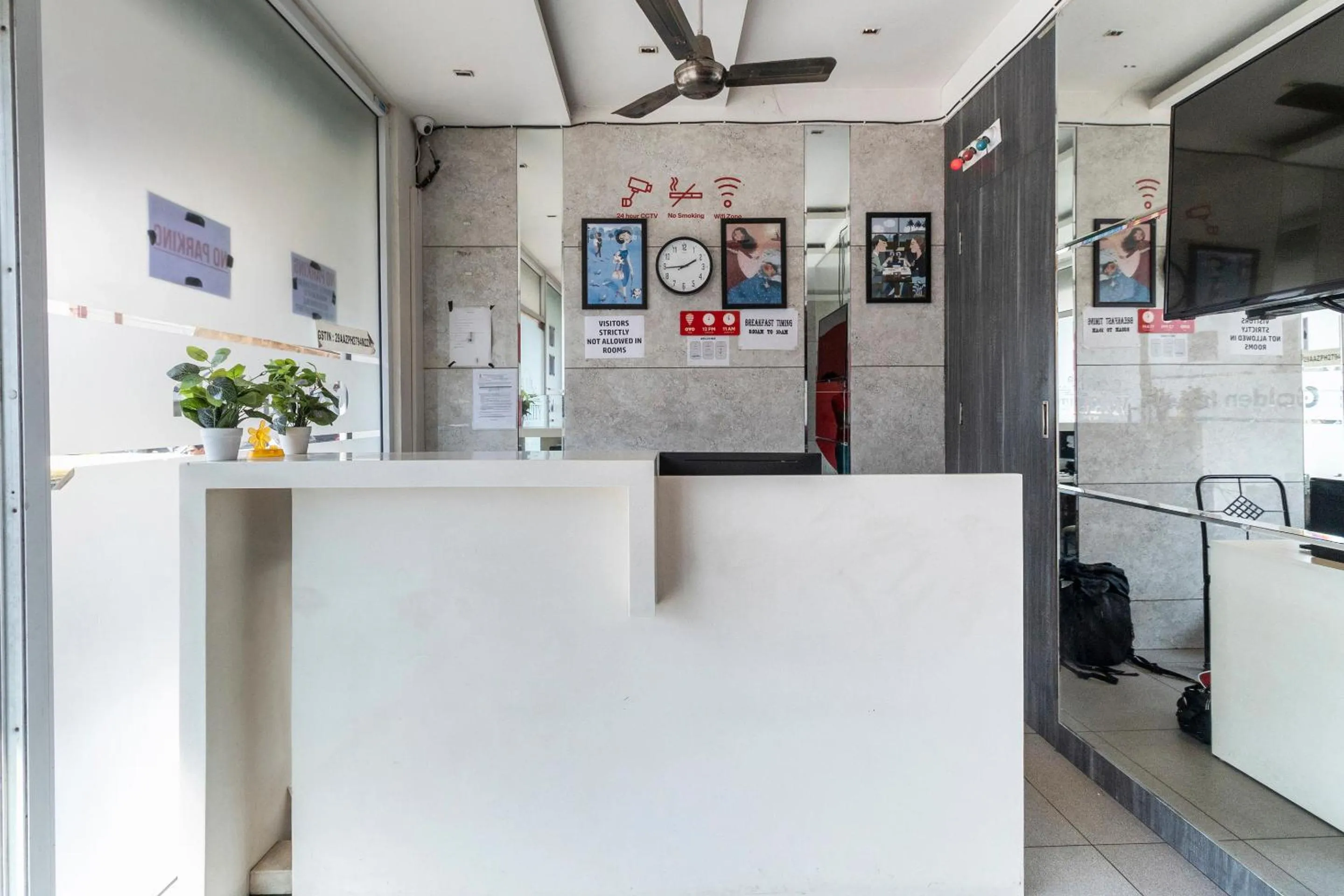 Lobby or reception in OYO 9605 Hotel Golden Inn