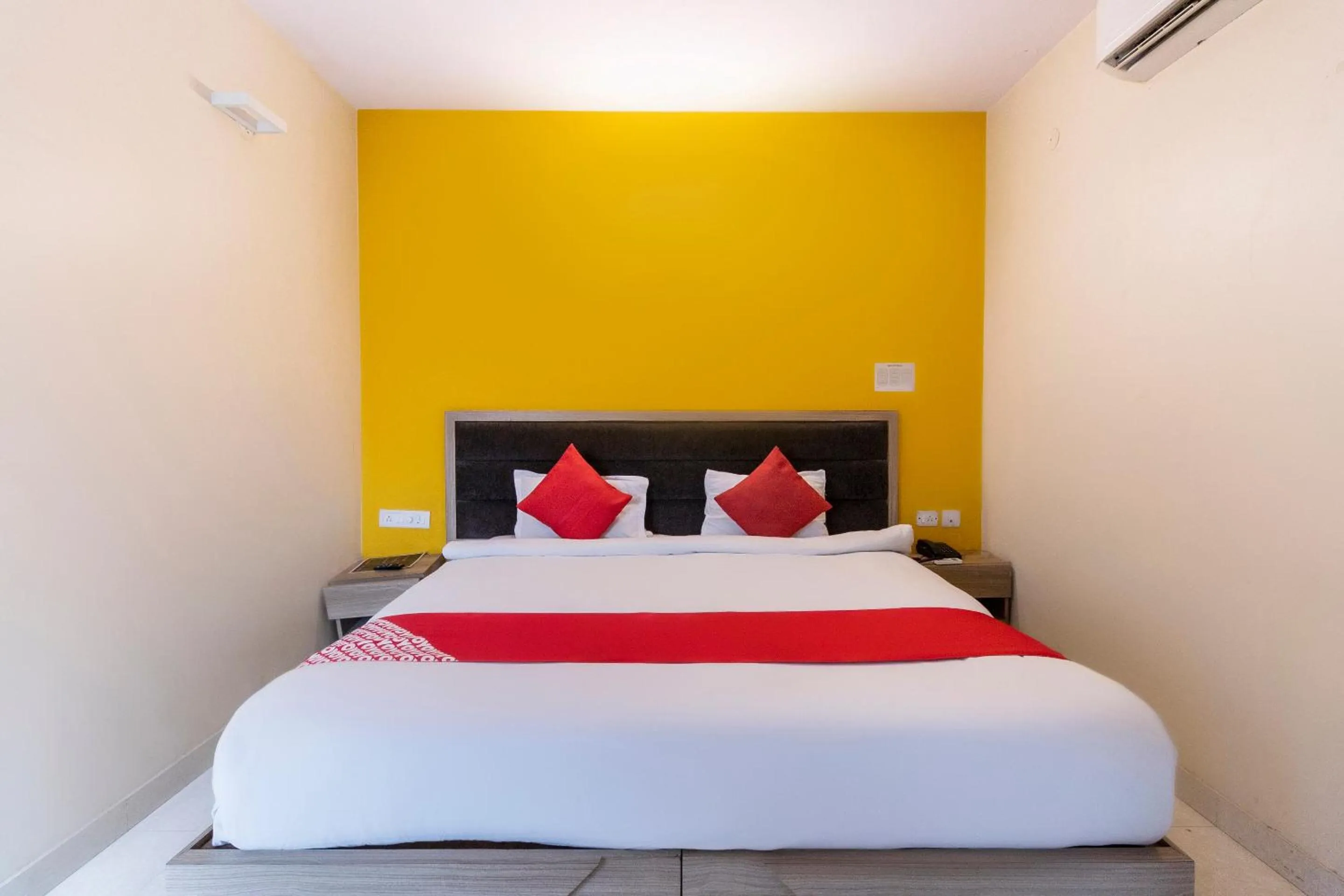 Bedroom, Bed in Hotel O Platinum Inn