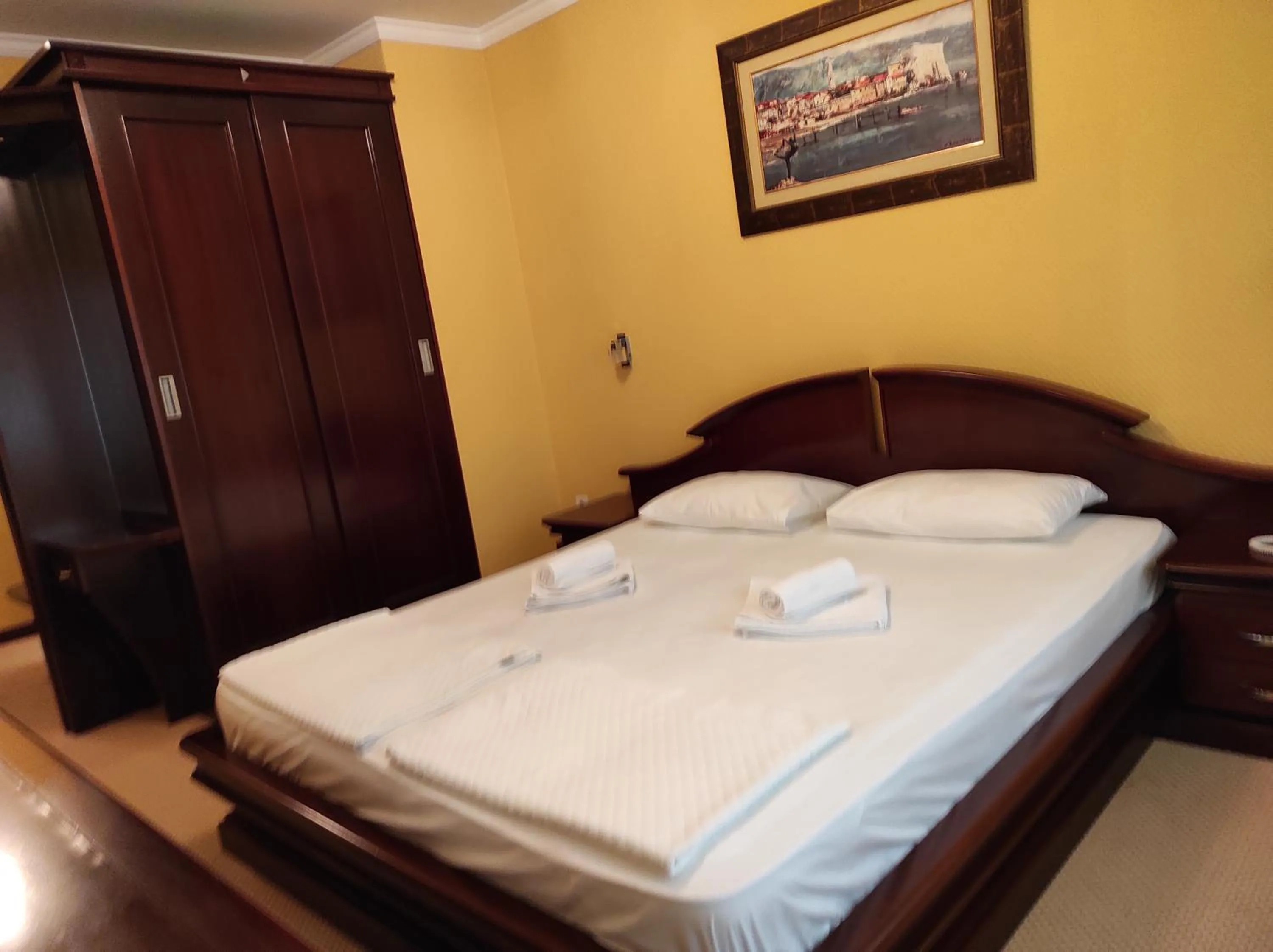 Text overlay, Bed in Hotel Mimoza