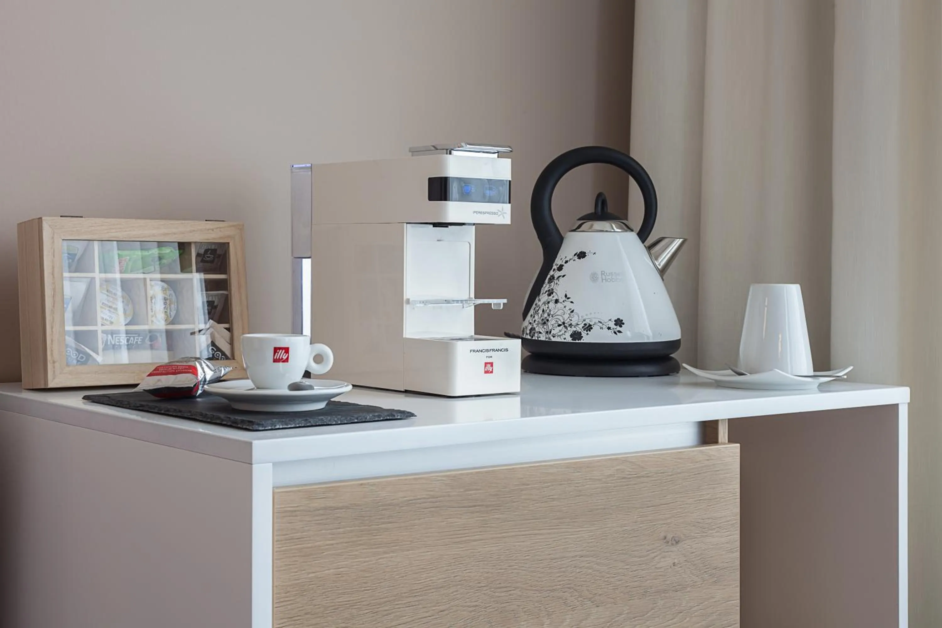 Coffee/tea facilities in City Park Hotel