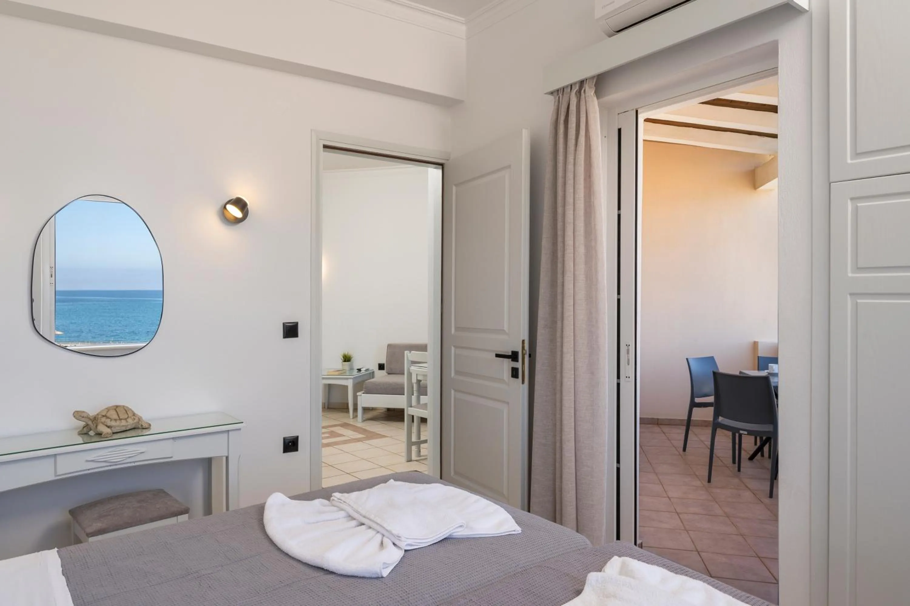 Balcony/Terrace, Bed in Hotel Caretta Beach