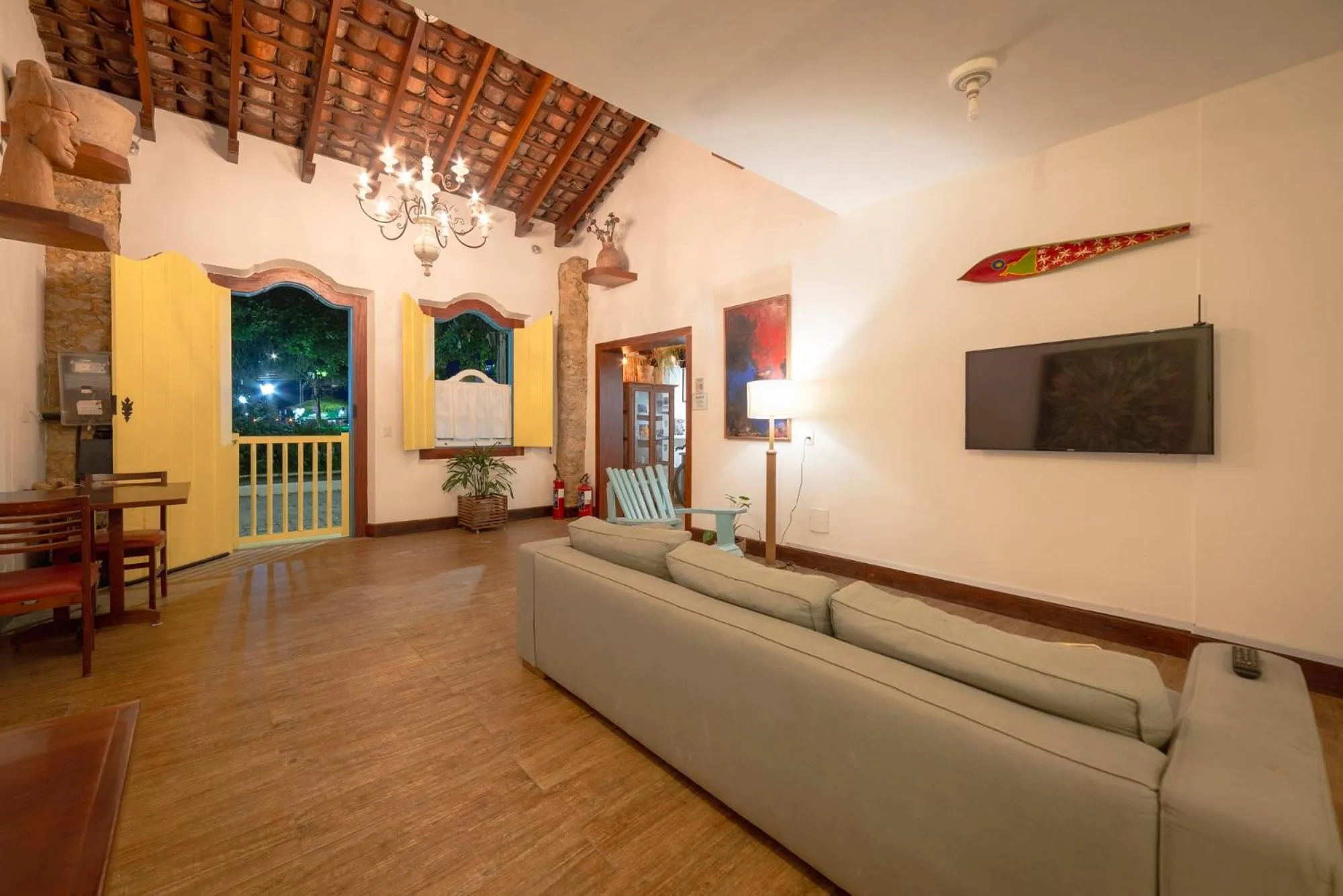 Communal lounge/ TV room in Pousada Vila do Porto