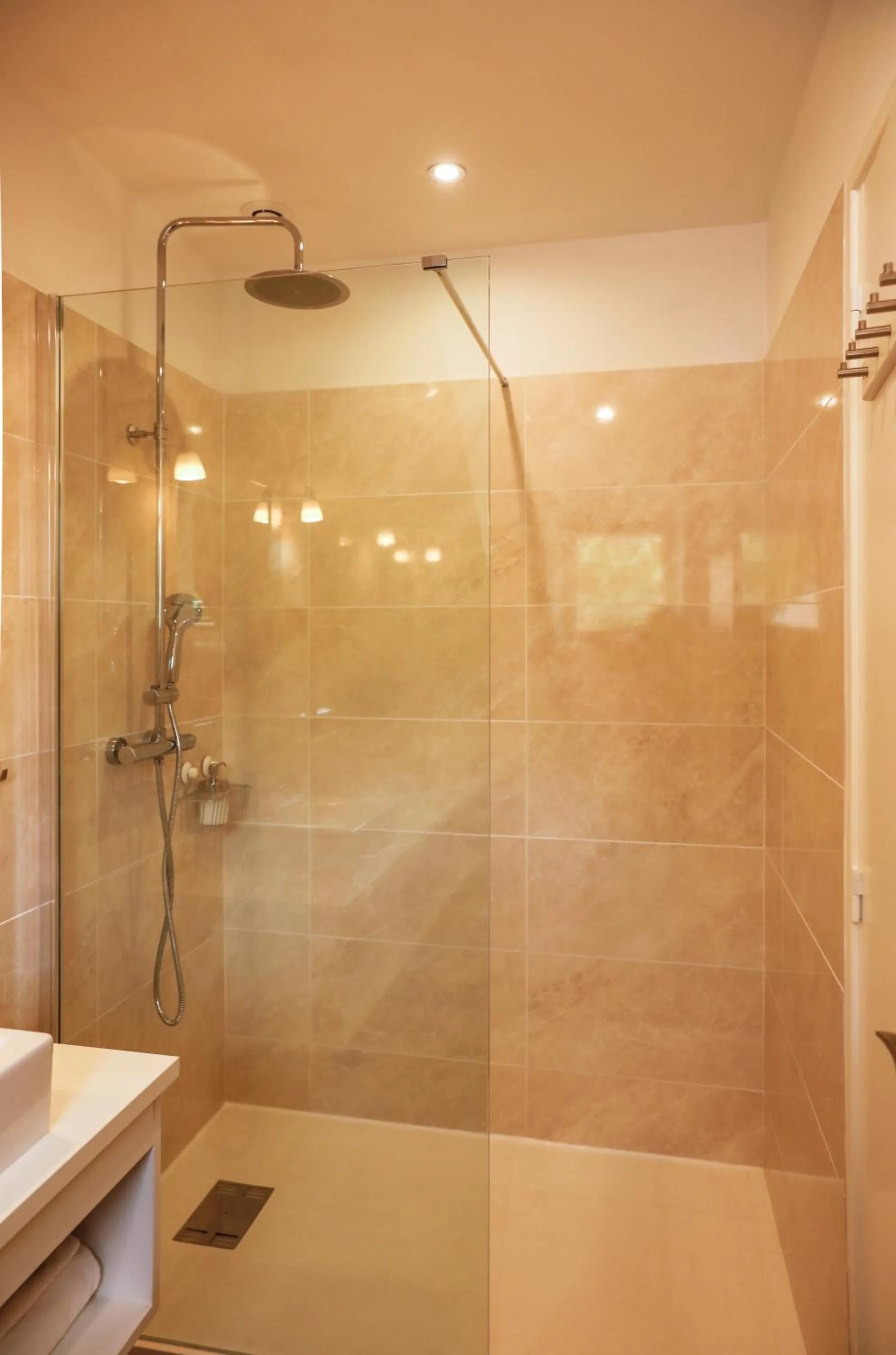 Shower in La belle Monsoise