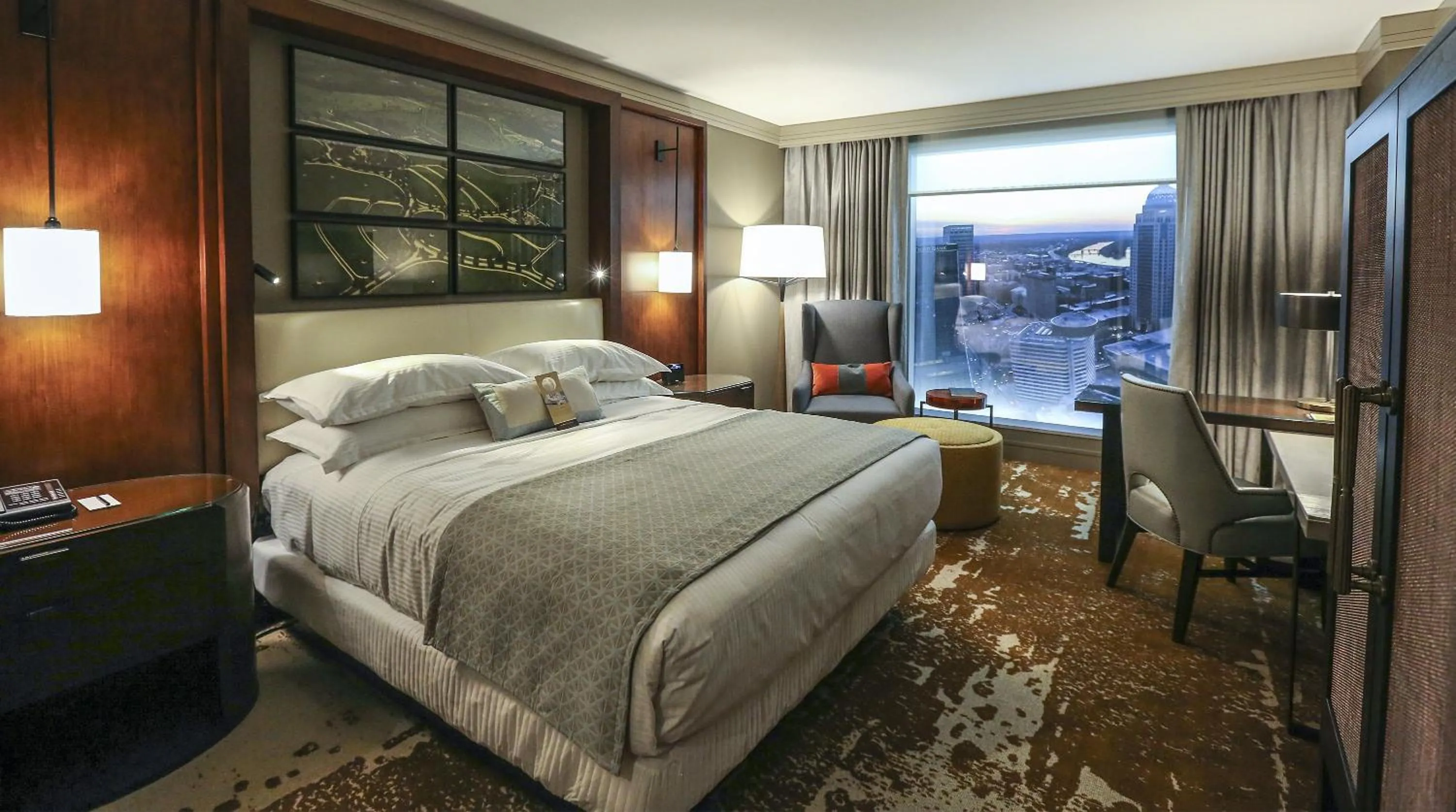 Photo of the whole room, Bed in Omni Louisville Hotel