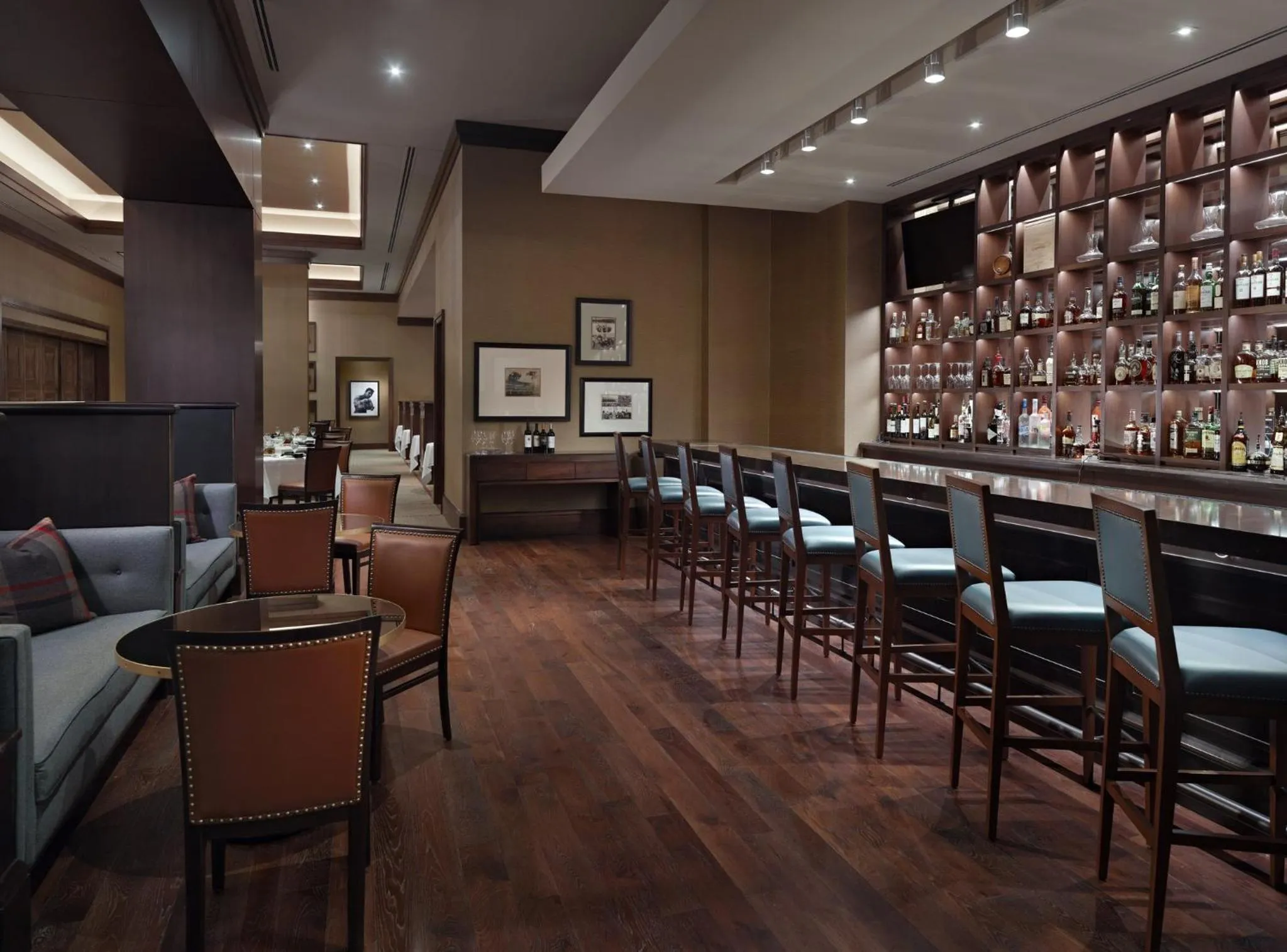 Lounge or bar in Omni Louisville Hotel