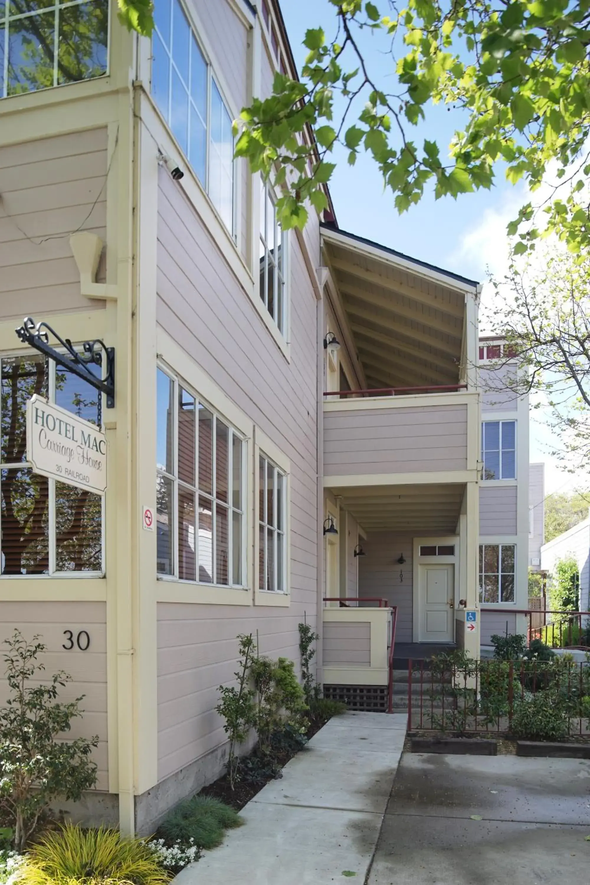 Property building in Hotel Mac Property building in Hotel Mac