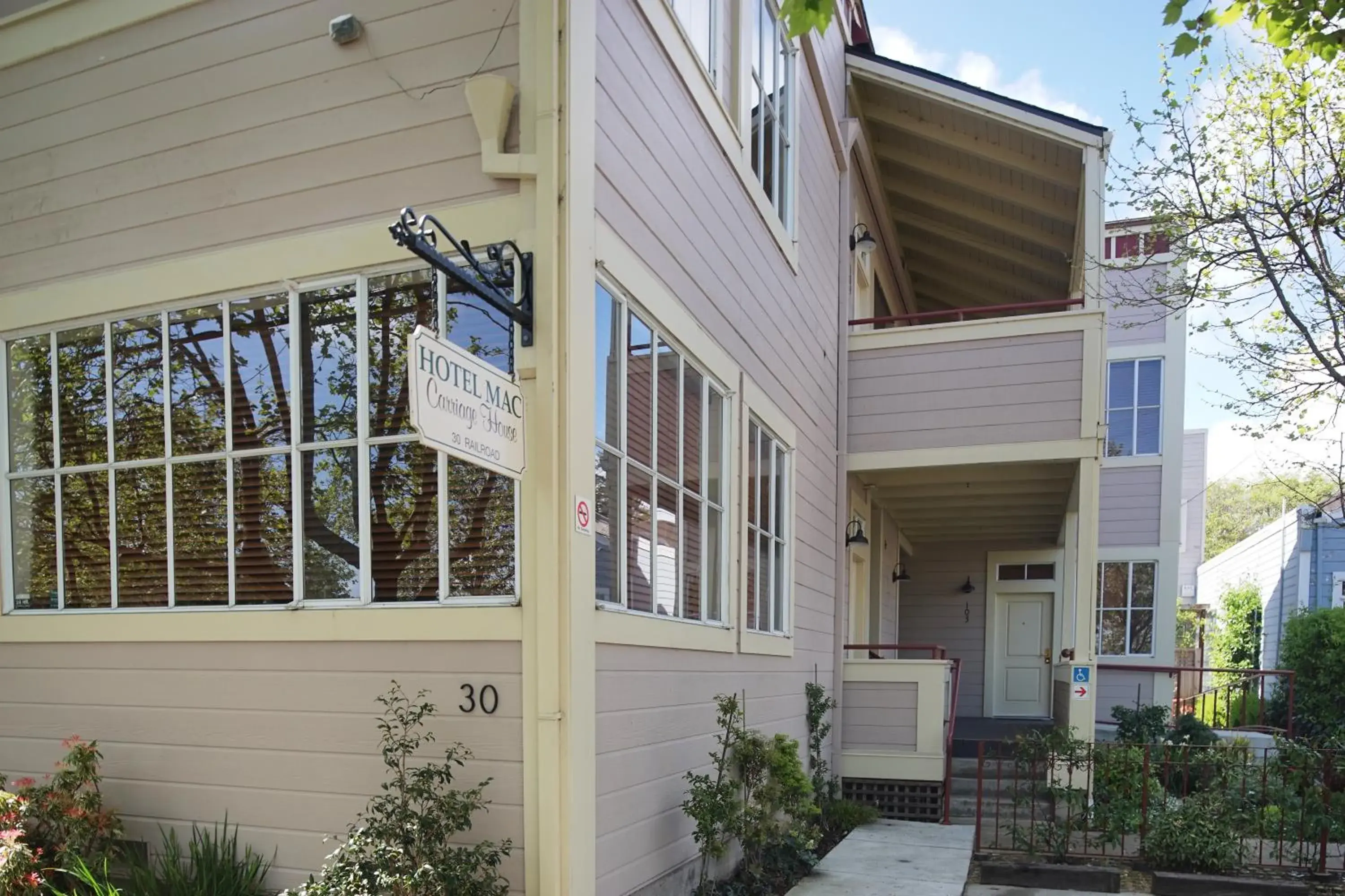 Property building in Hotel Mac Property building in Hotel Mac