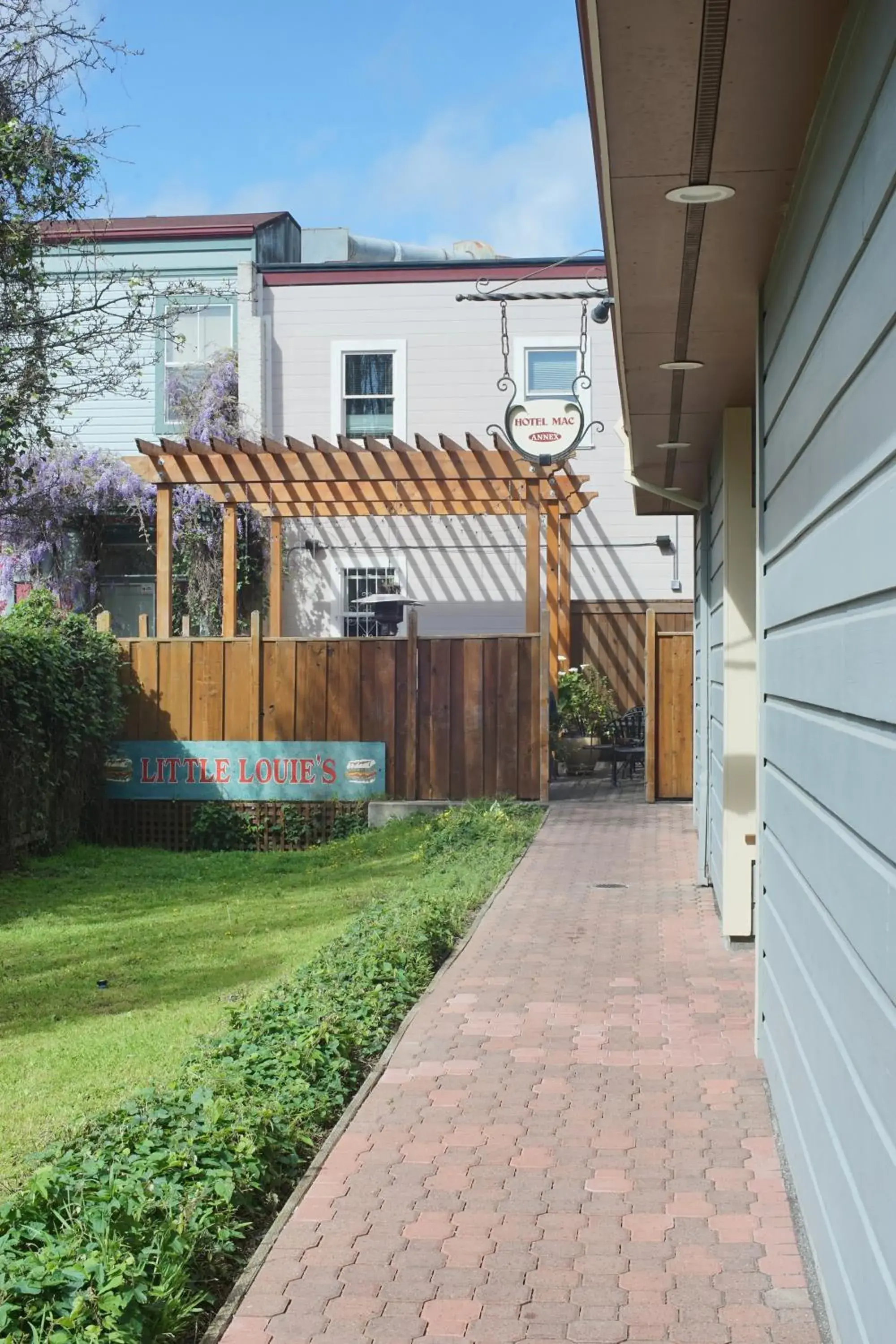 Property building in Hotel Mac Property building in Hotel Mac