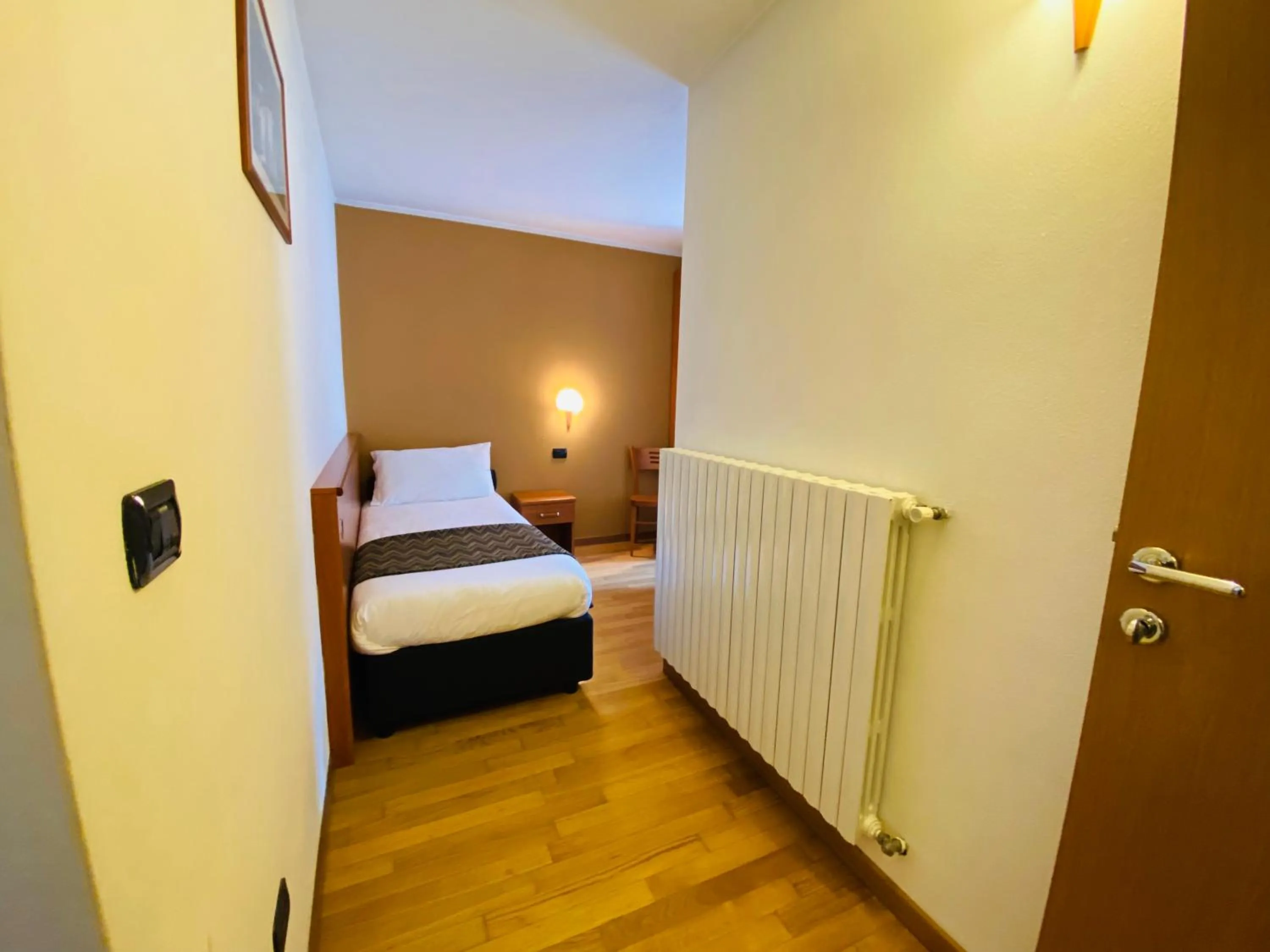 Photo of the whole room, Bed in Residence Pizzo Scalino