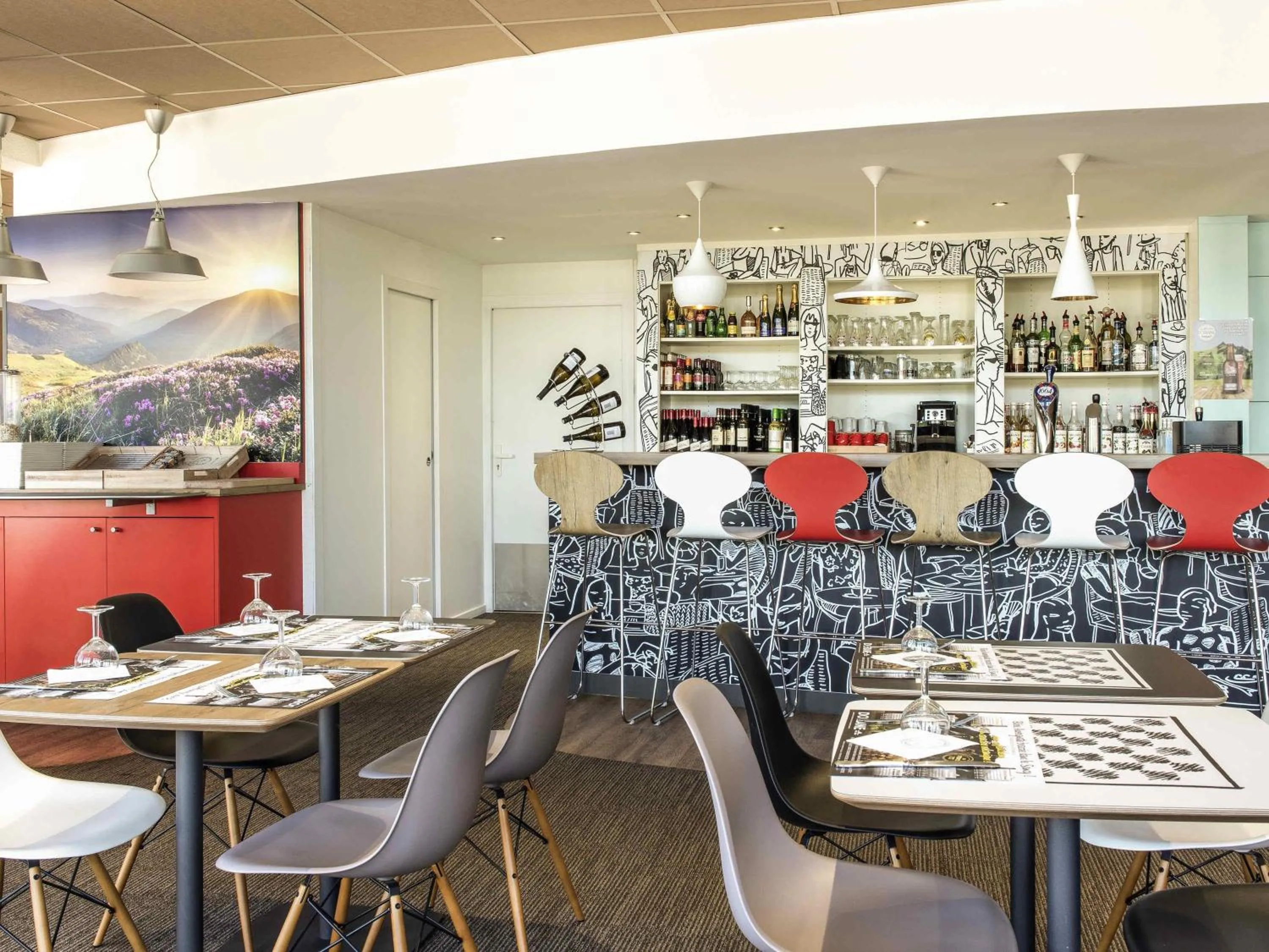 Lounge or bar in ibis Issoire