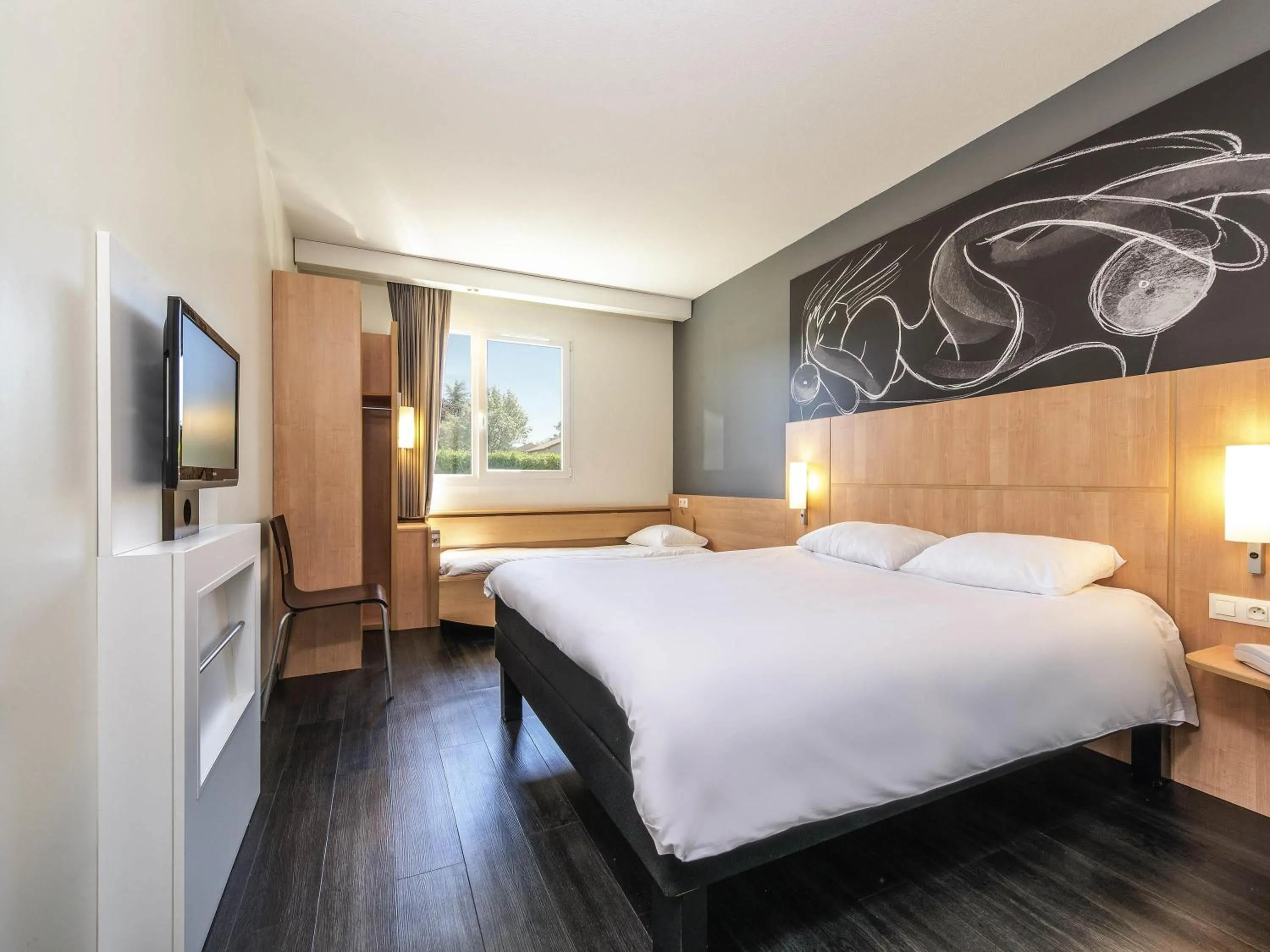 Bedroom, Bed in ibis Issoire