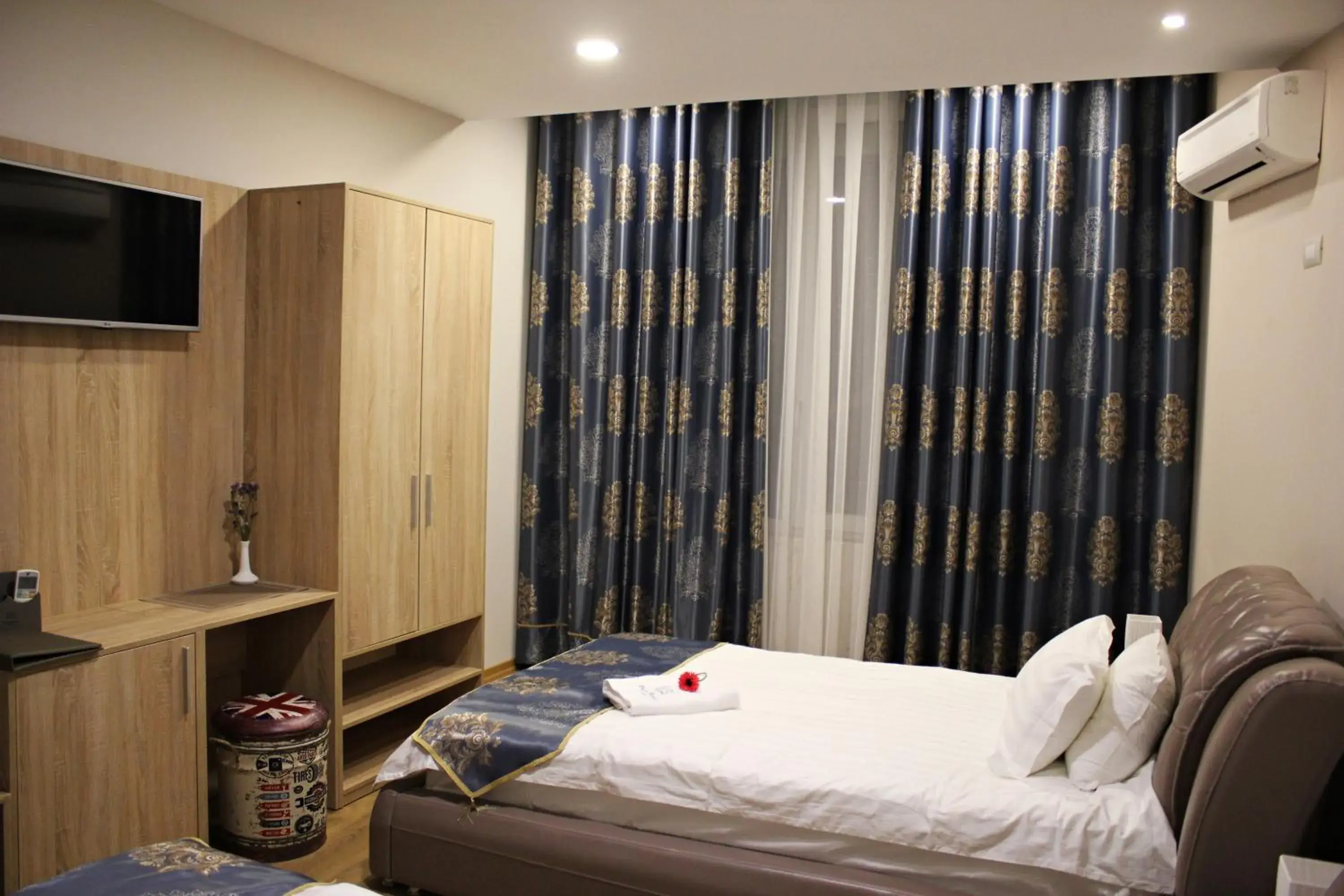 Photo of the whole room, Bed in Park Hotel Tirana Photo of the whole room, Bed in Park Hotel Tirana