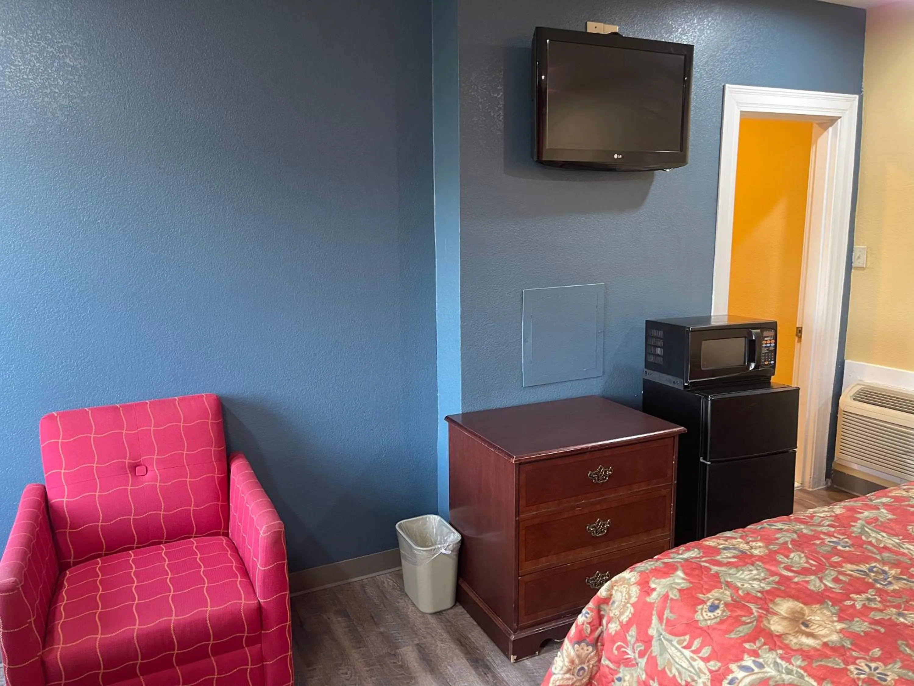 Bed in Kenwood Court Motel