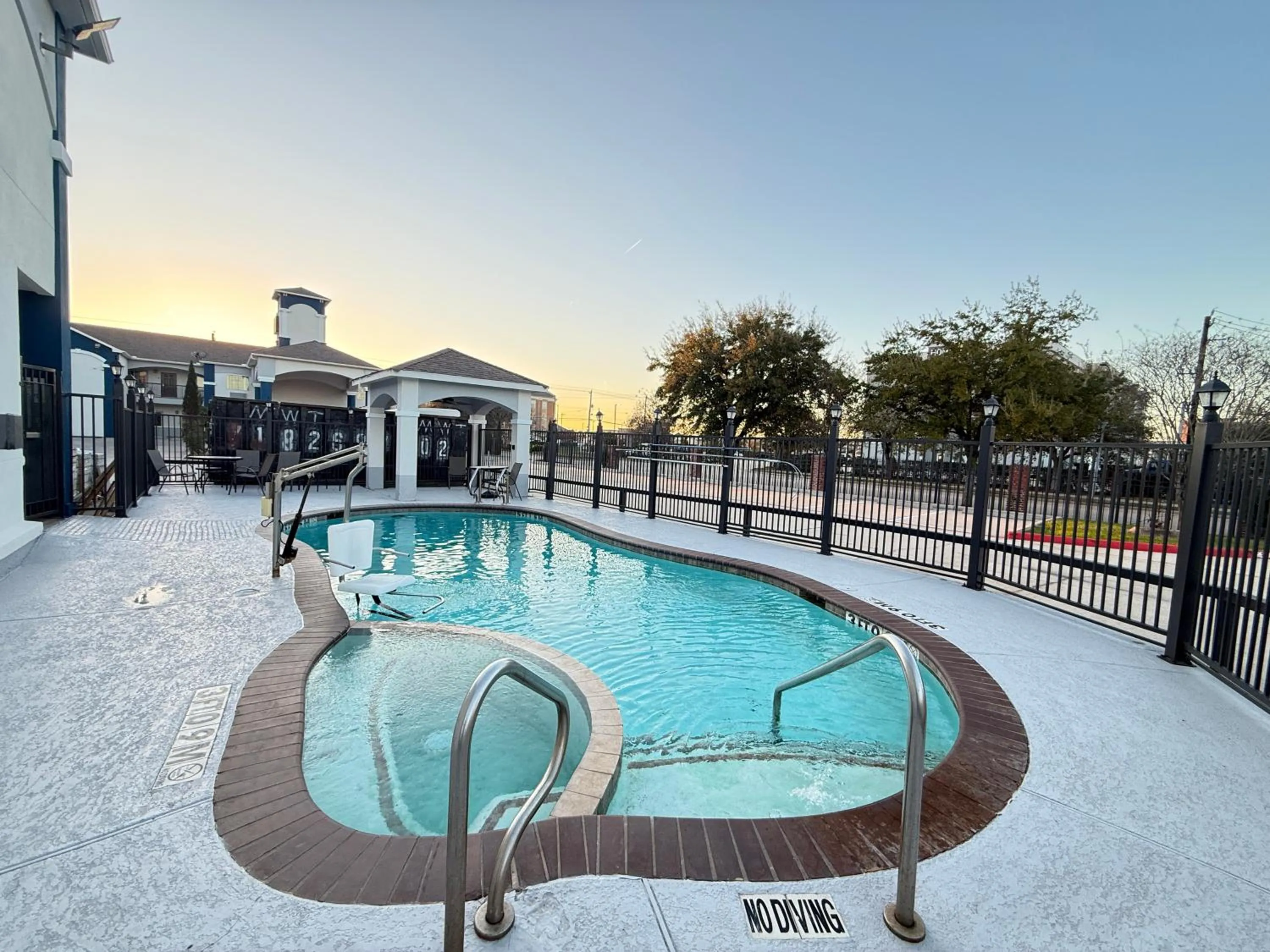 Swimming pool in Regency Inn & Suites - Baytown
