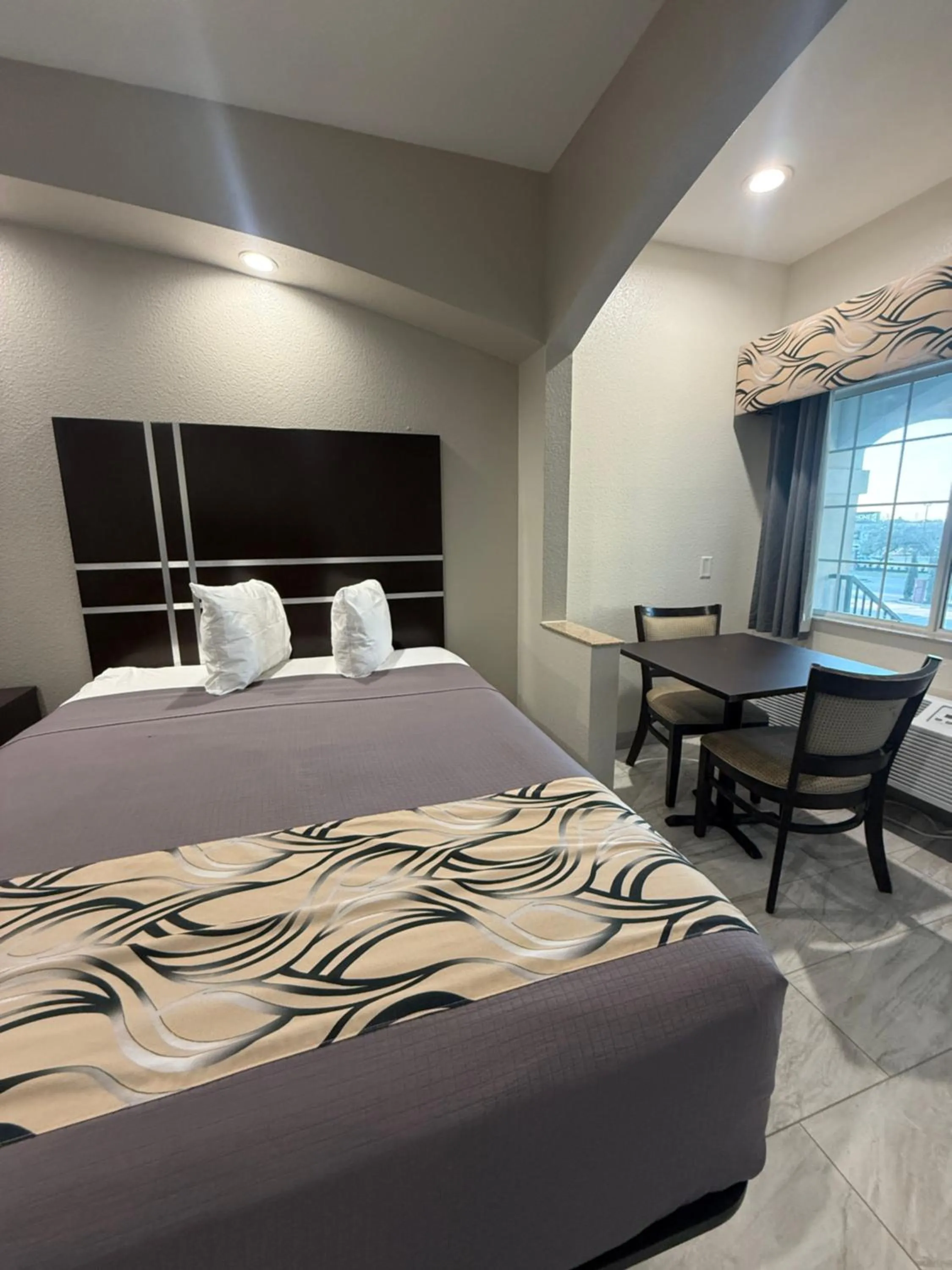 Bed in Regency Inn & Suites - Baytown