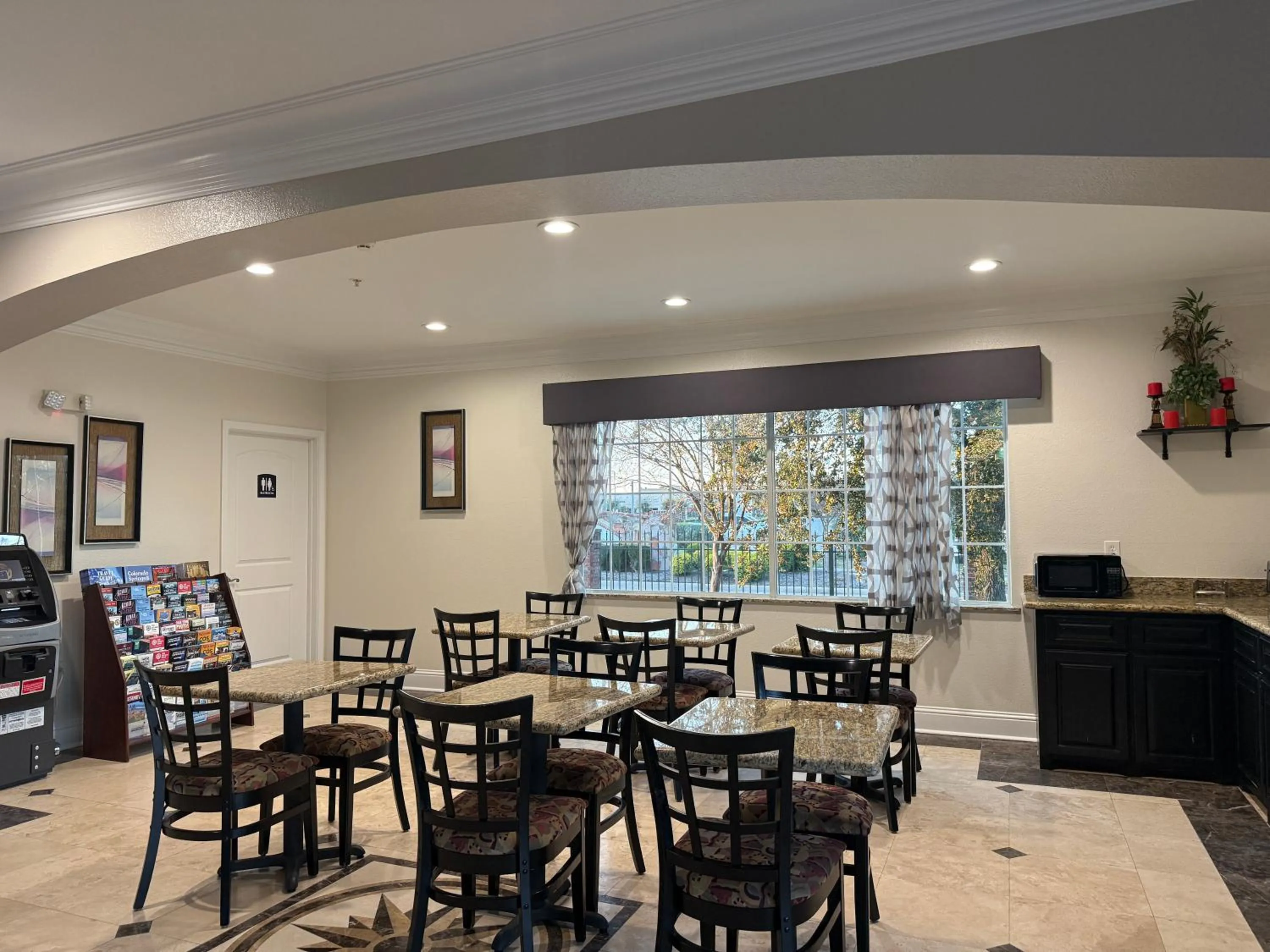 Seating area in Regency Inn & Suites - Baytown