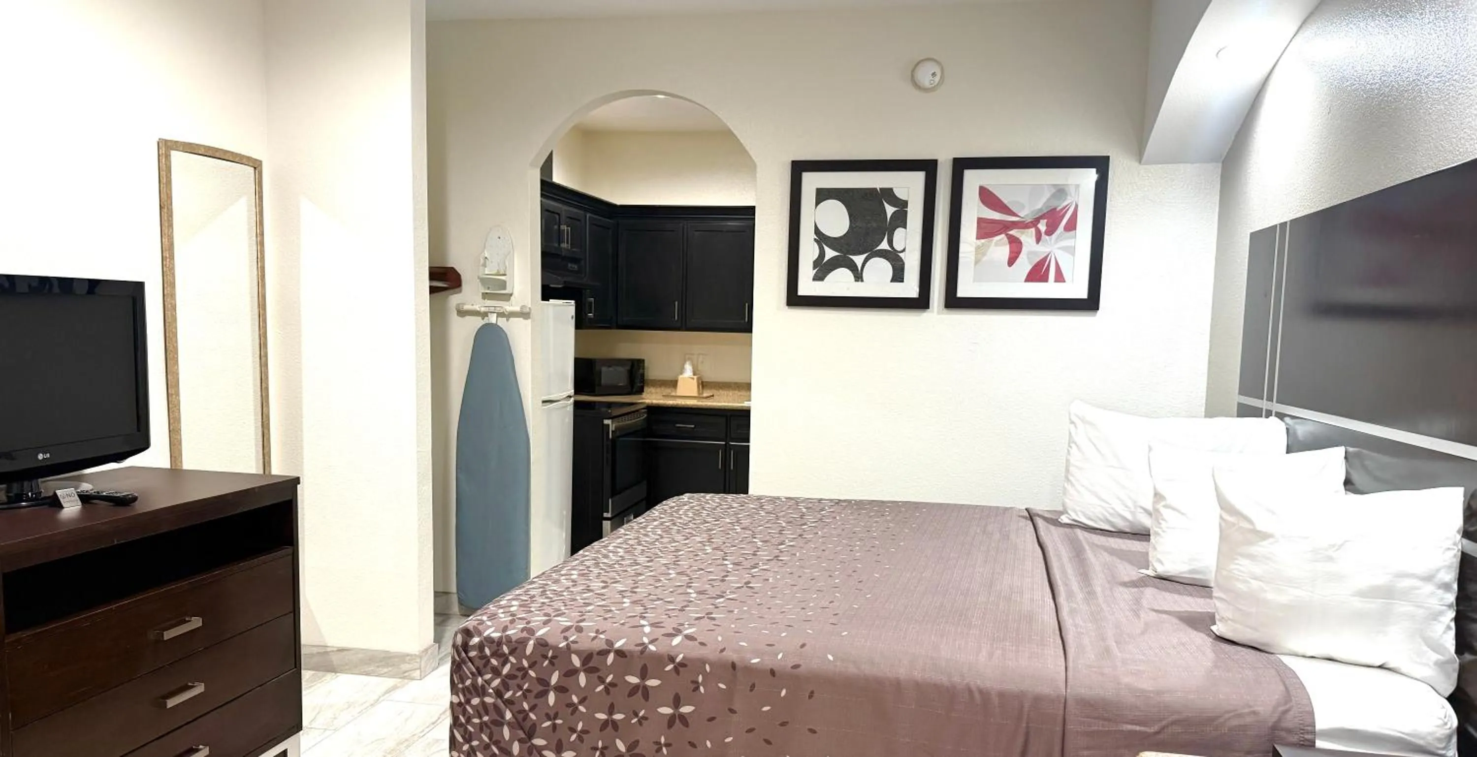 Bed in Regency Inn & Suites - Baytown