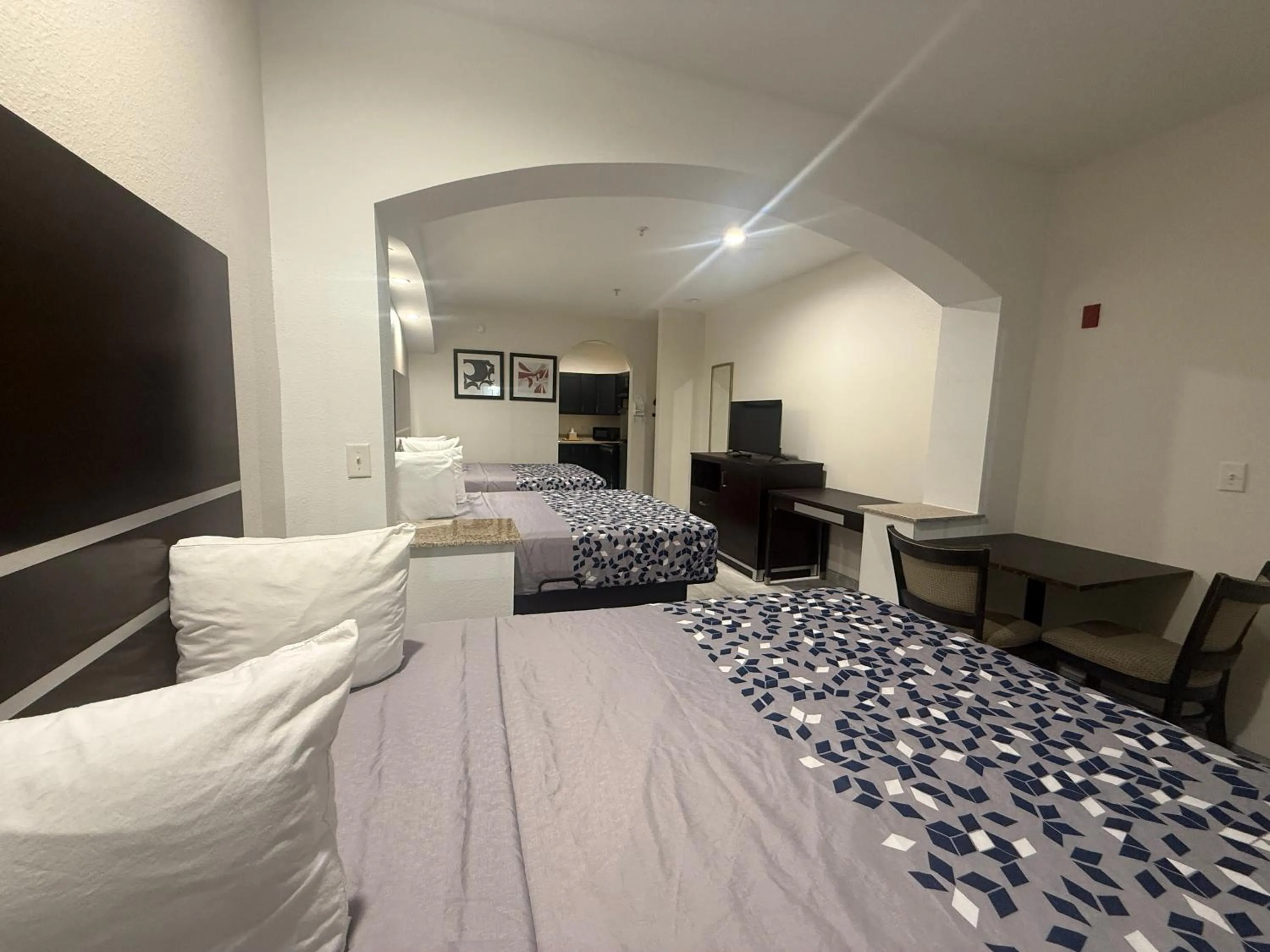 Bed in Regency Inn & Suites - Baytown