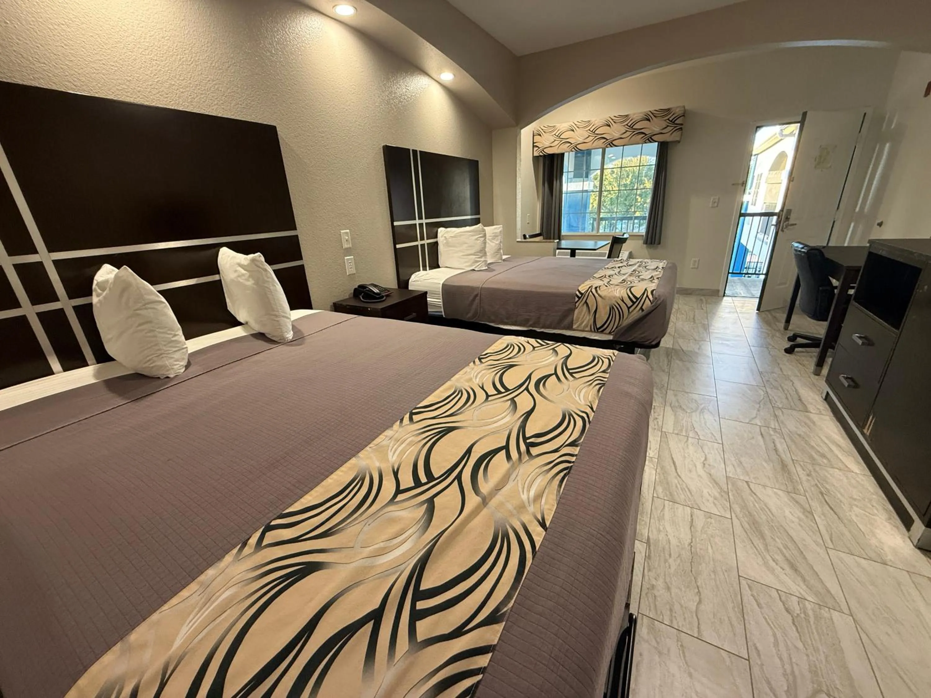 Bed in Regency Inn & Suites - Baytown