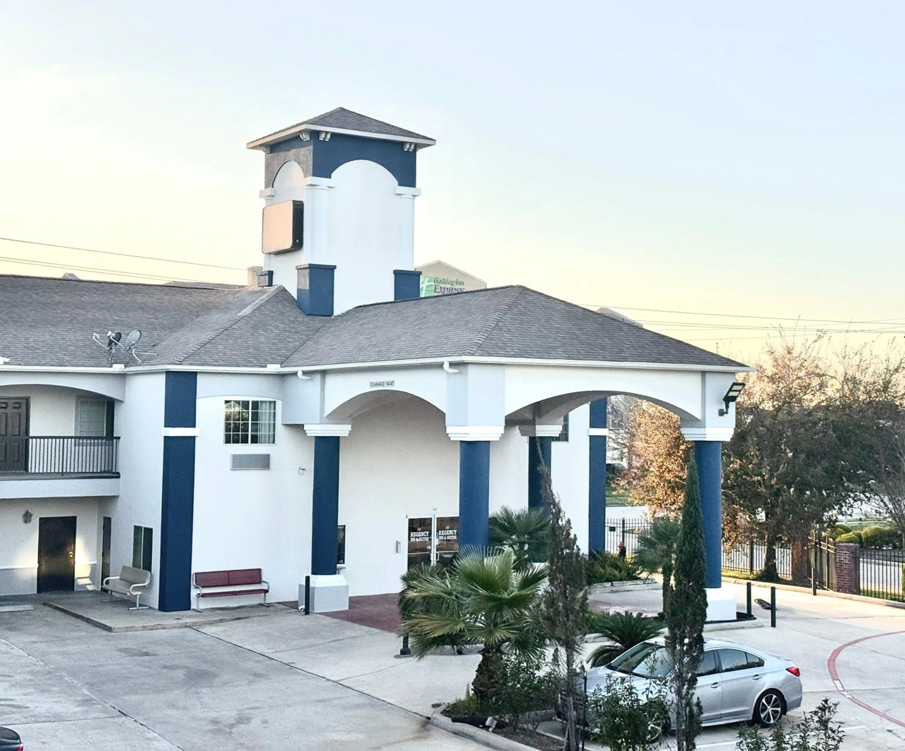 Parking in Regency Inn & Suites - Baytown