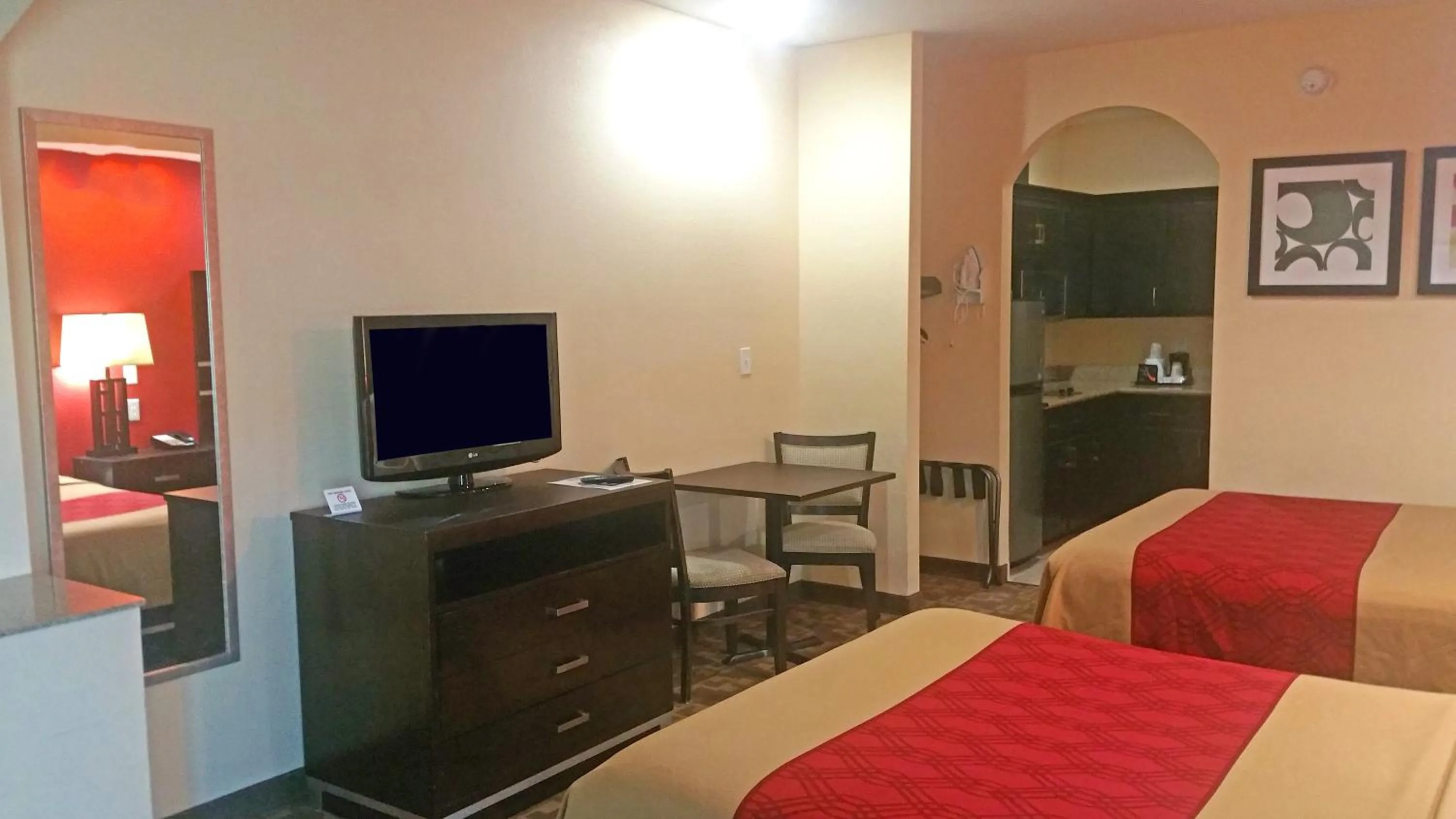 Kitchen or kitchenette, Bed in Regency Inn & Suites - Baytown