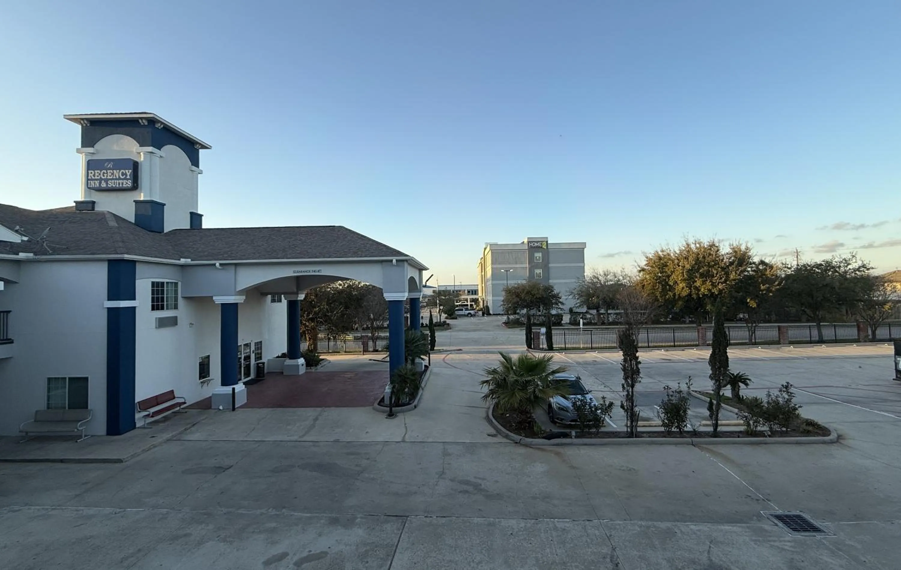 Parking in Regency Inn & Suites - Baytown