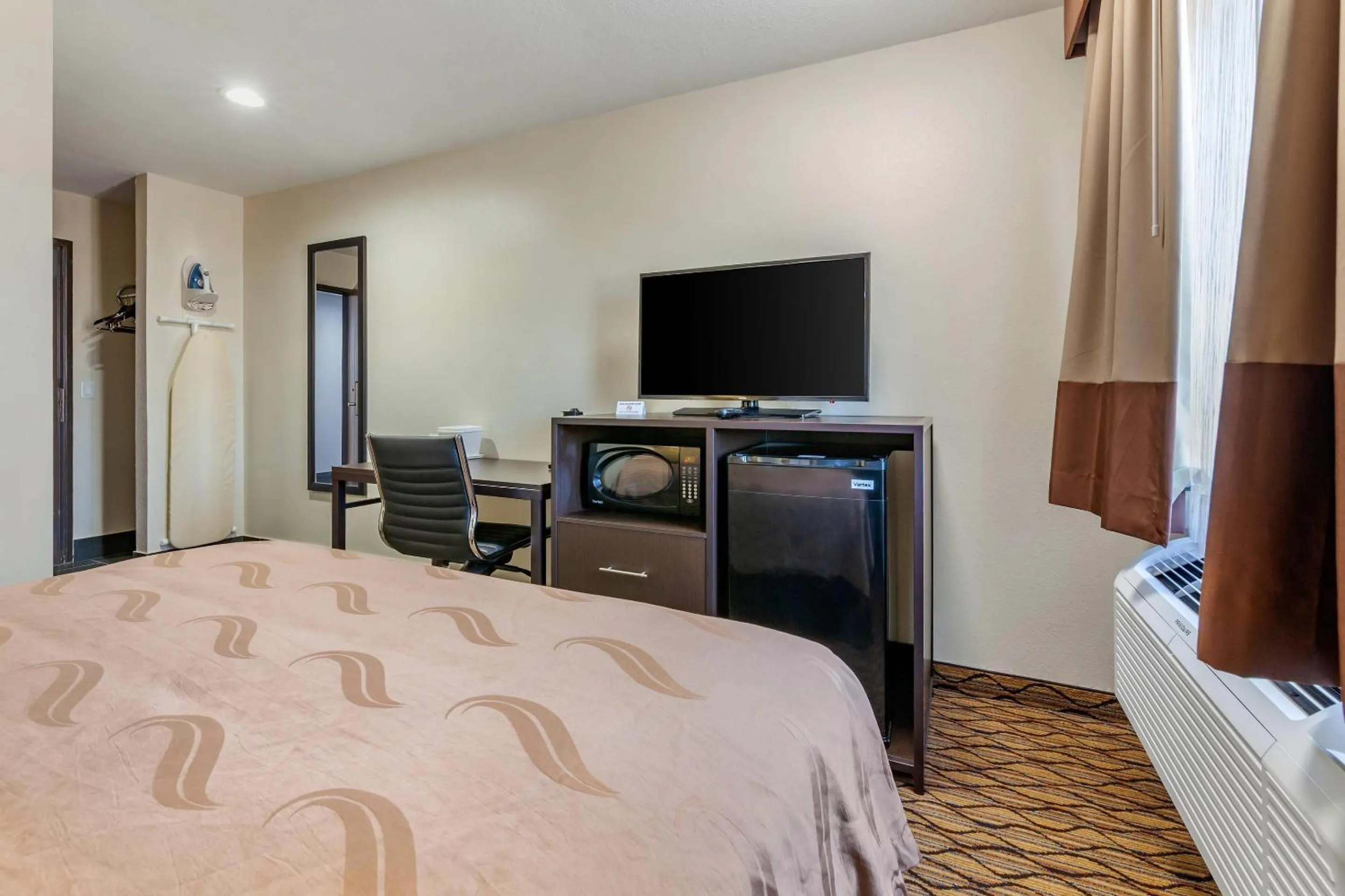 Bedroom, Bed in Quality Inn New London